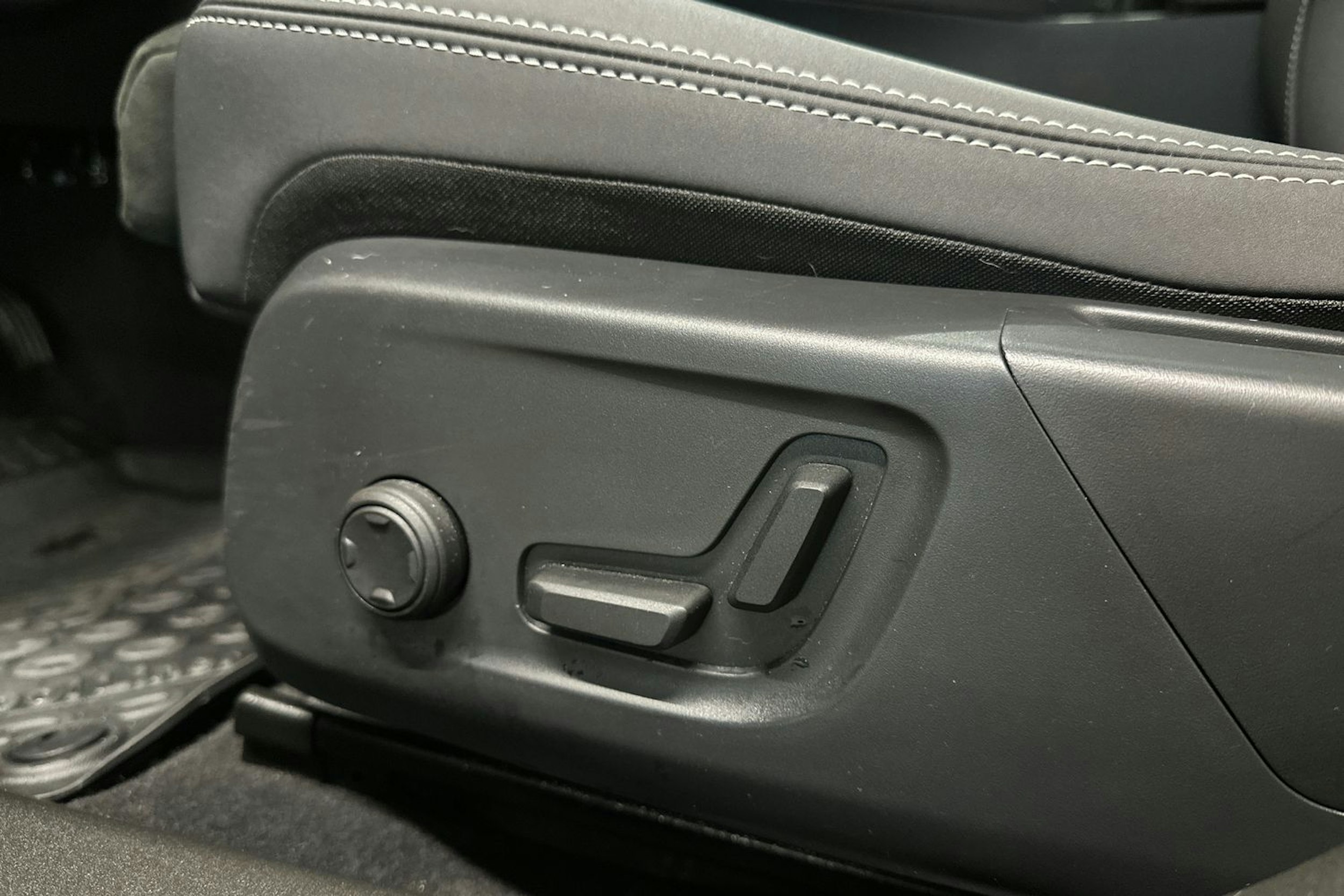 musta Polestar 2 2024 kuva 16.