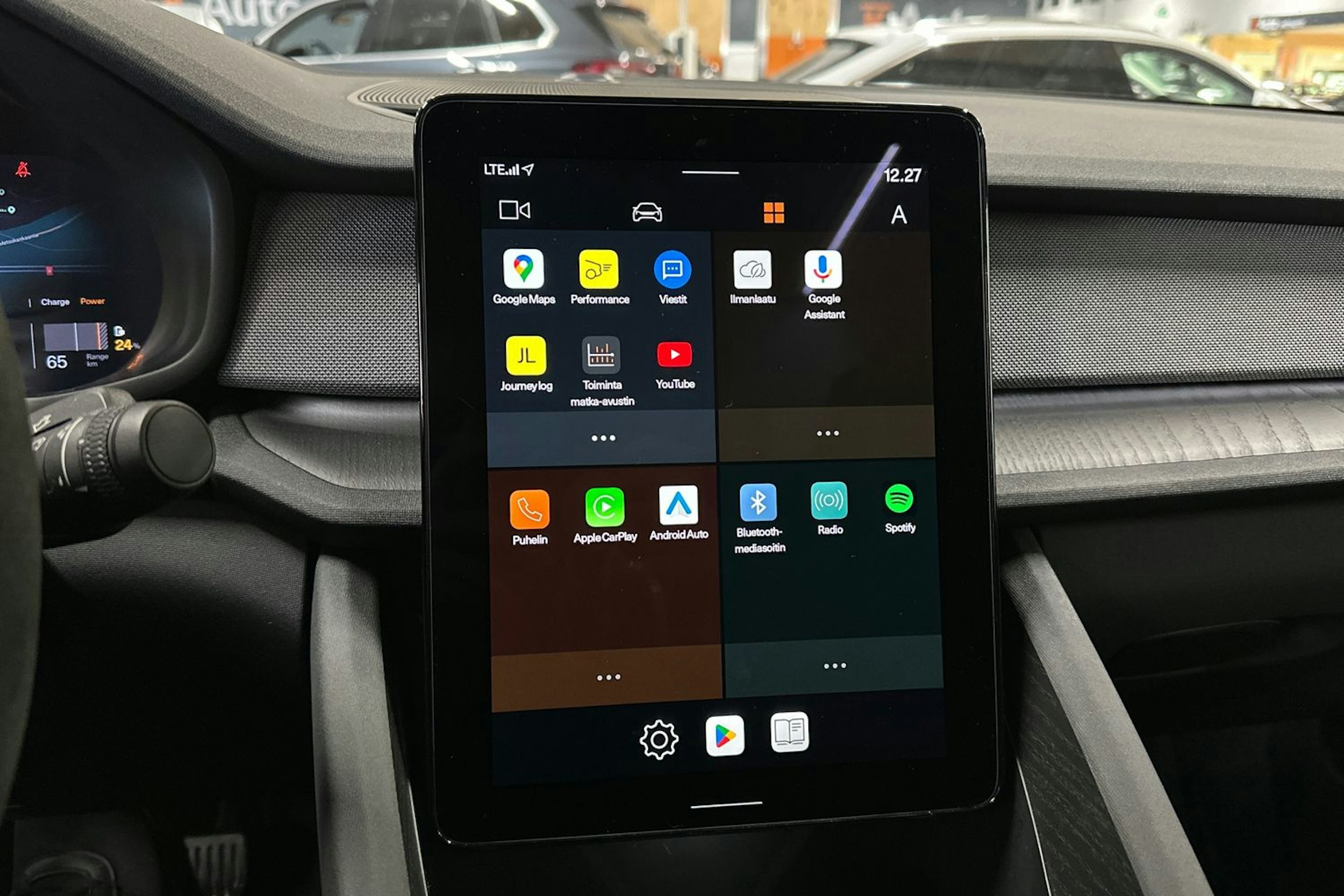 musta Polestar 2 2024 kuva 24.