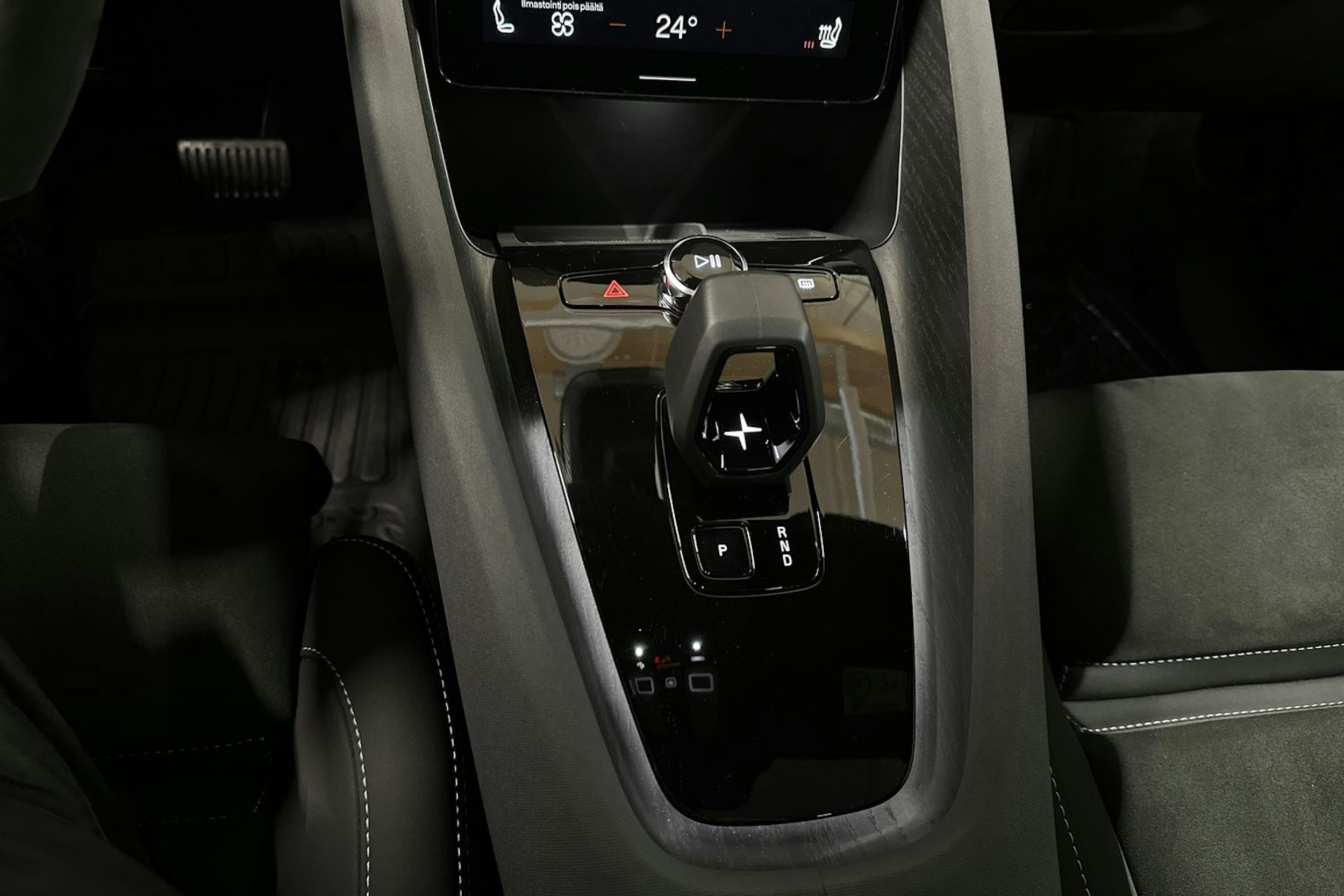 musta Polestar 2 2024 kuva 26.