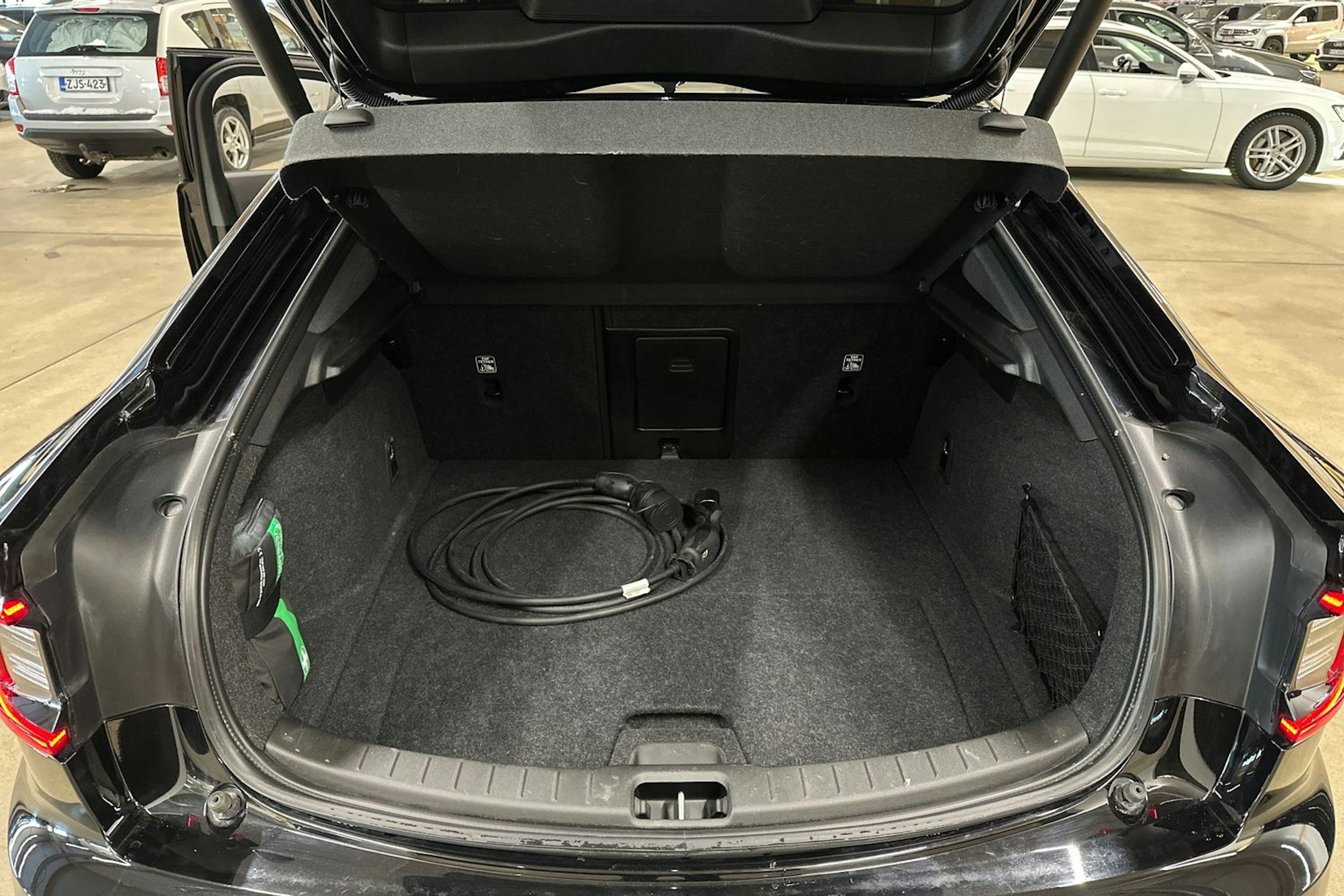 musta Polestar 2 2024 kuva 34.