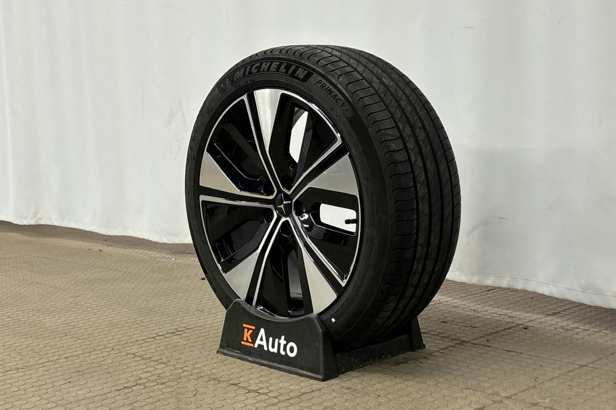 sininen Polestar 2 2024 kuva 13.