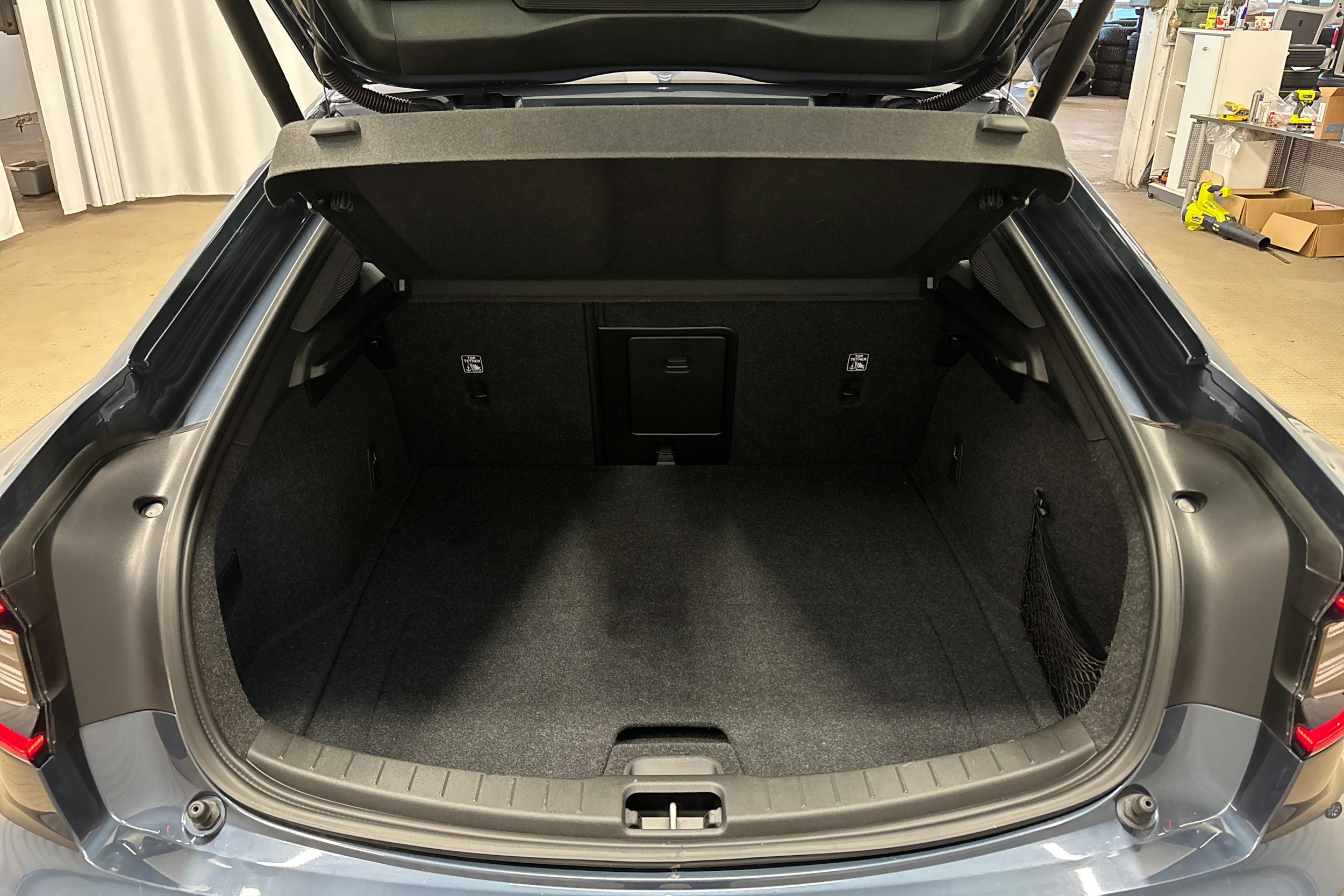 sininen Polestar 2 2024 kuva 14.