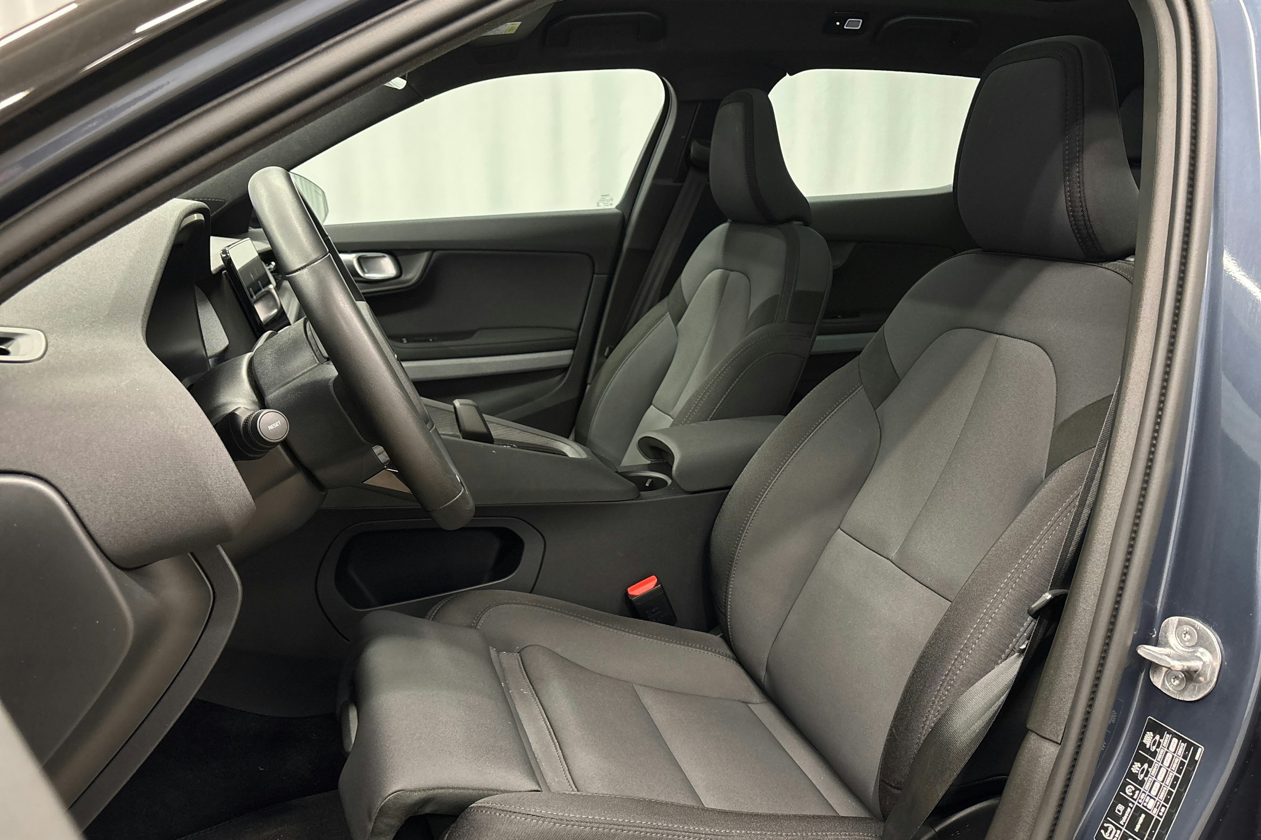 sininen Polestar 2 2024 kuva 17.