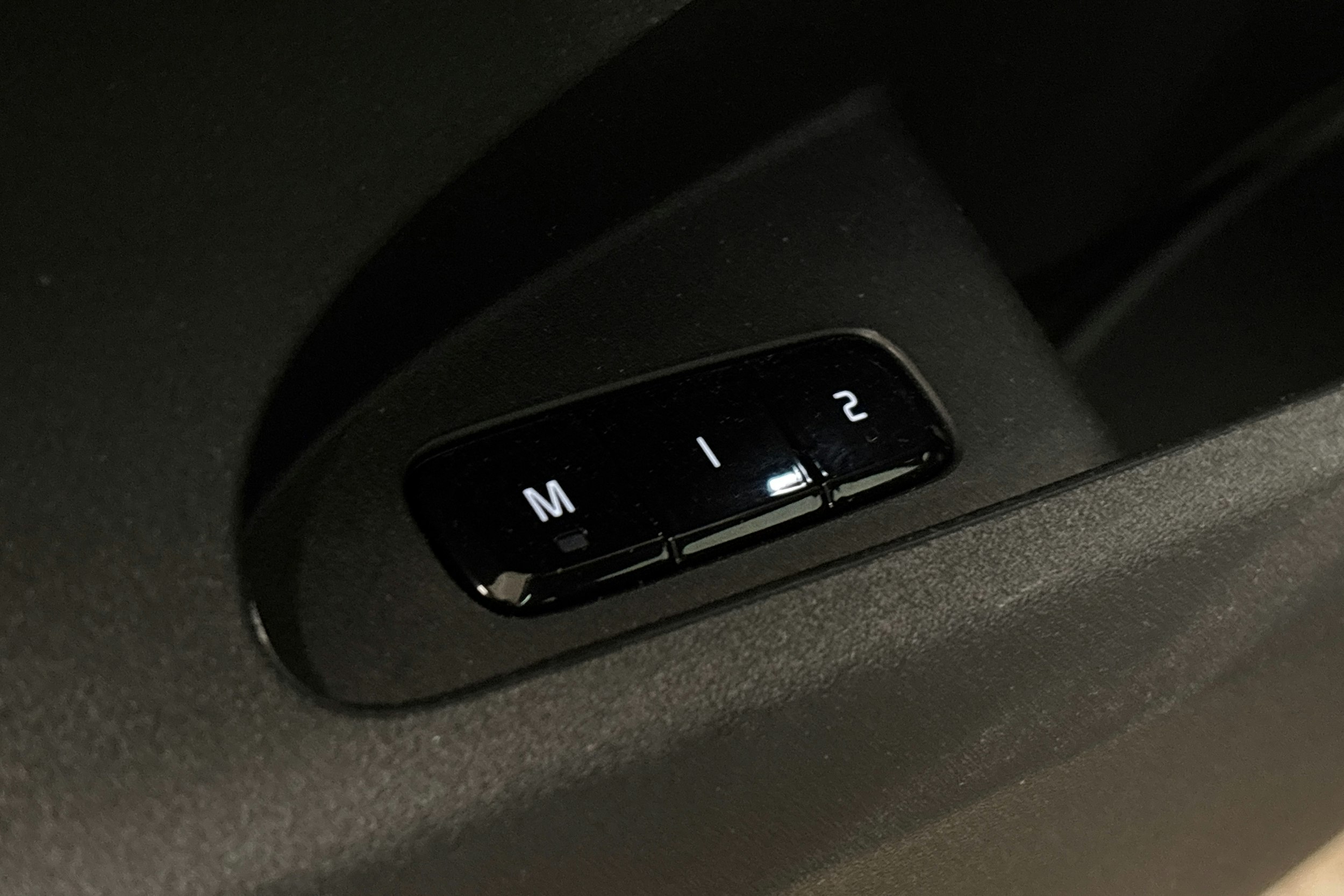 sininen Polestar 2 2024 kuva 19.