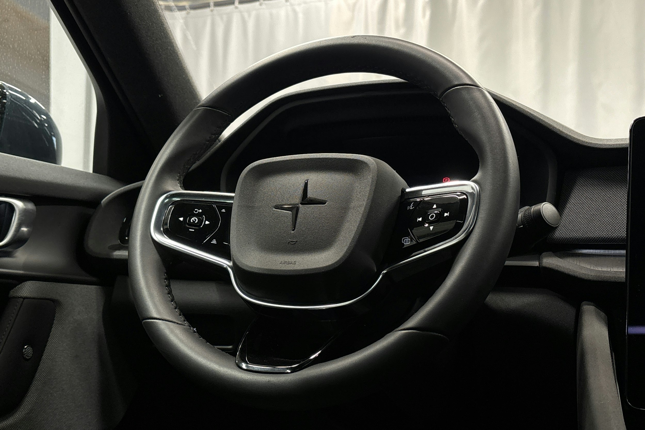 sininen Polestar 2 2024 kuva 21.