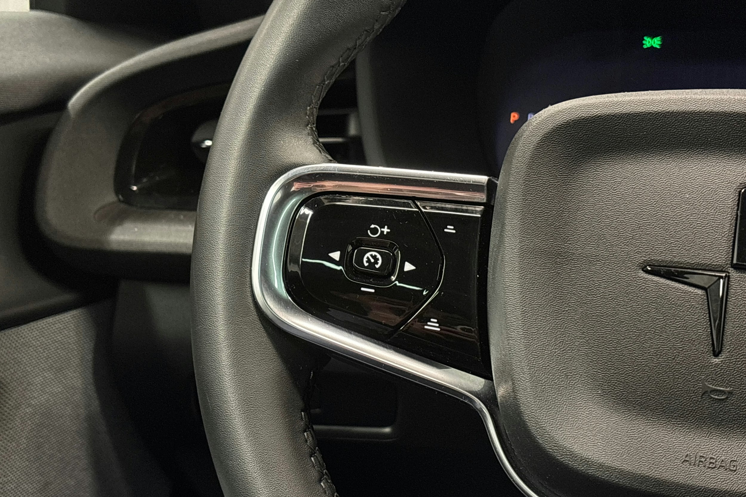 sininen Polestar 2 2024 kuva 22.