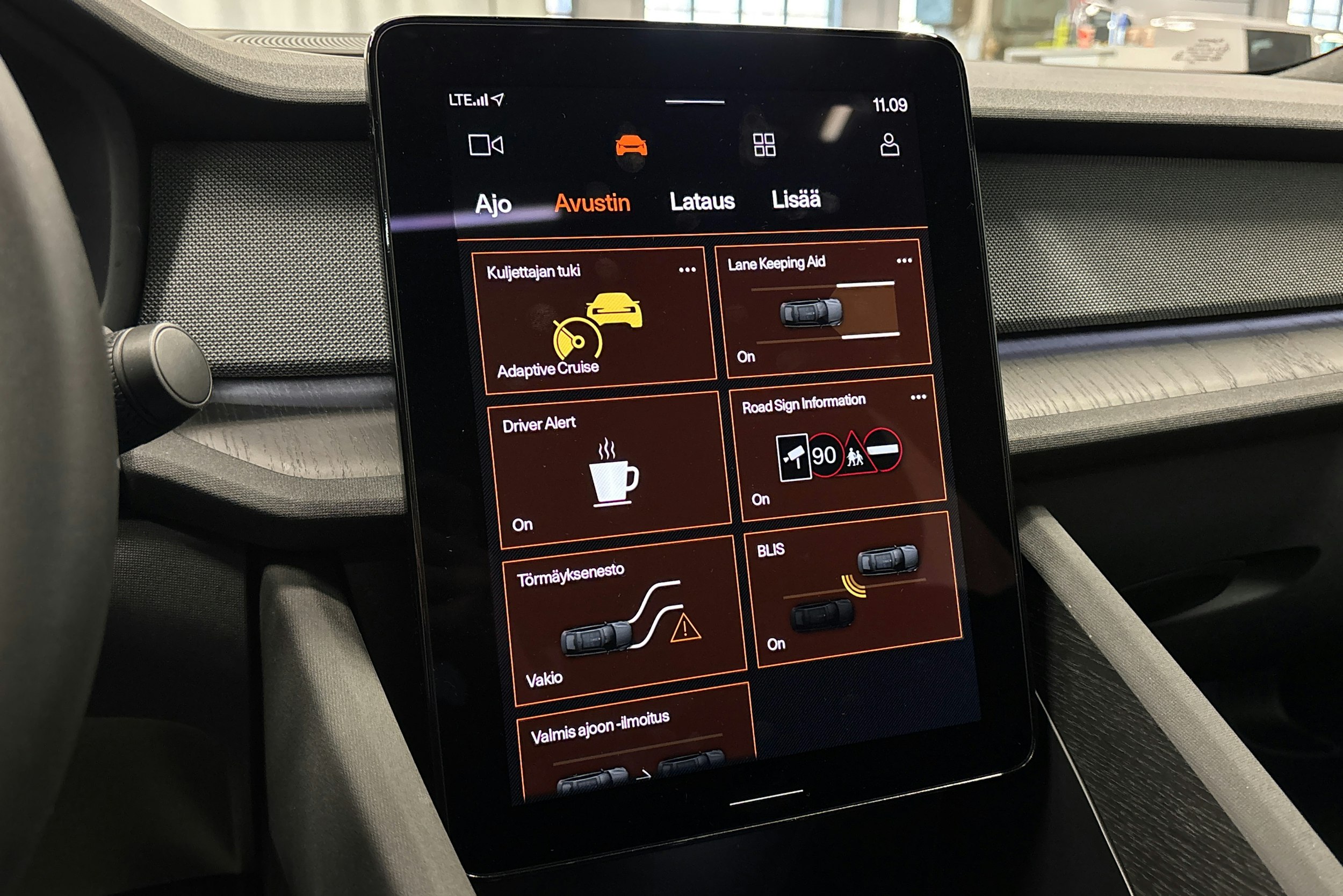 sininen Polestar 2 2024 kuva 27.