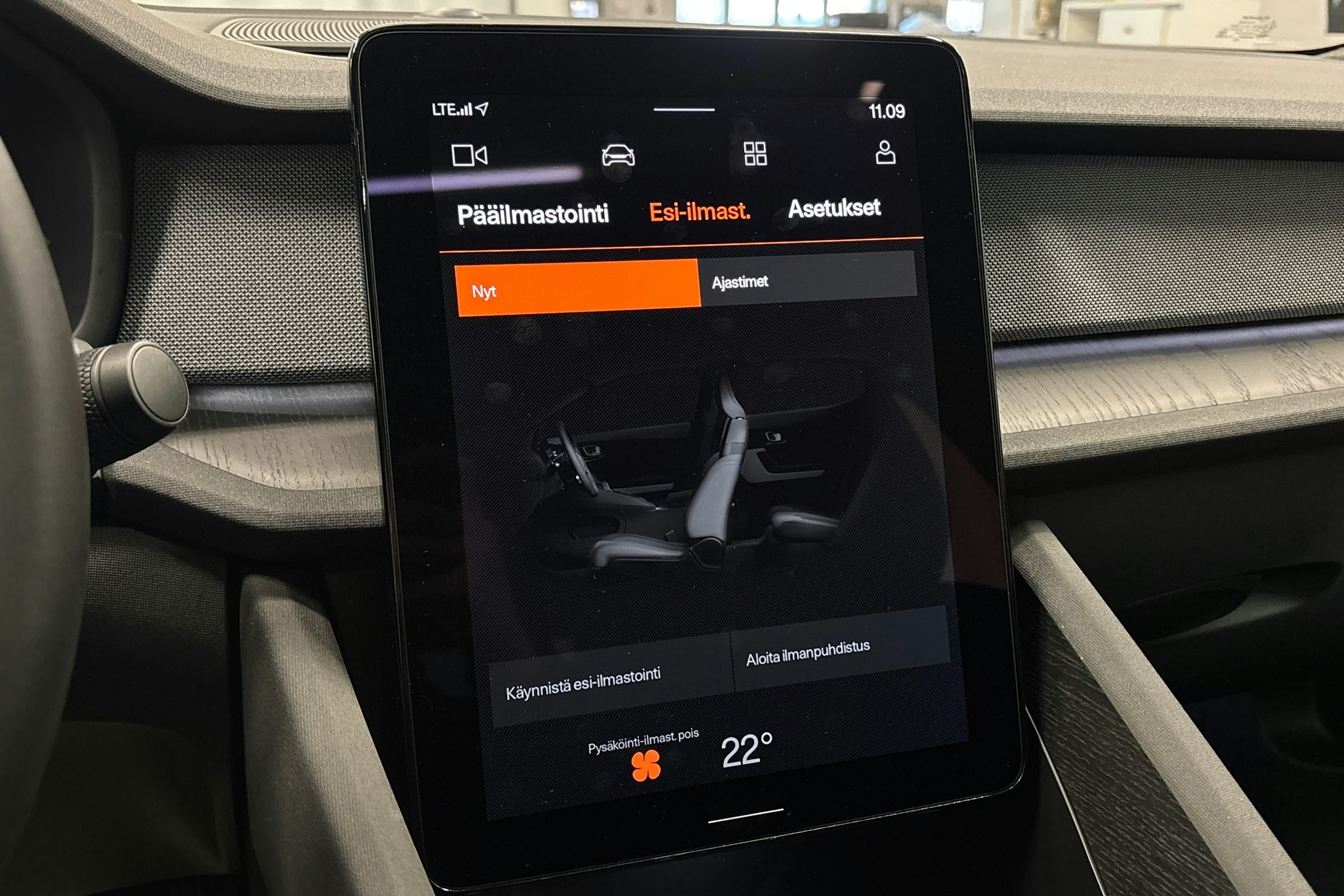 sininen Polestar 2 2024 kuva 28.