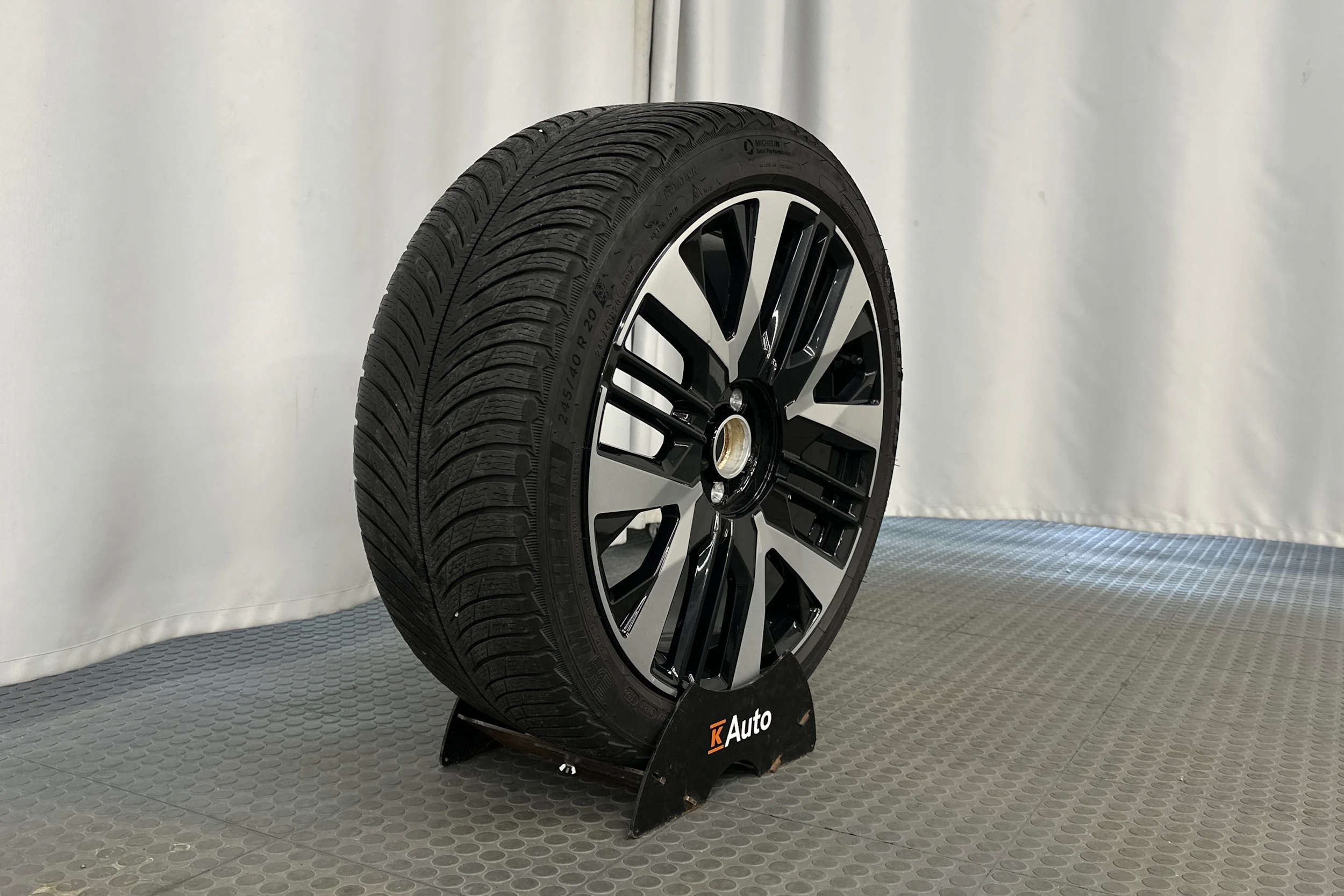 harmaa Polestar 2 2024 kuva 10.