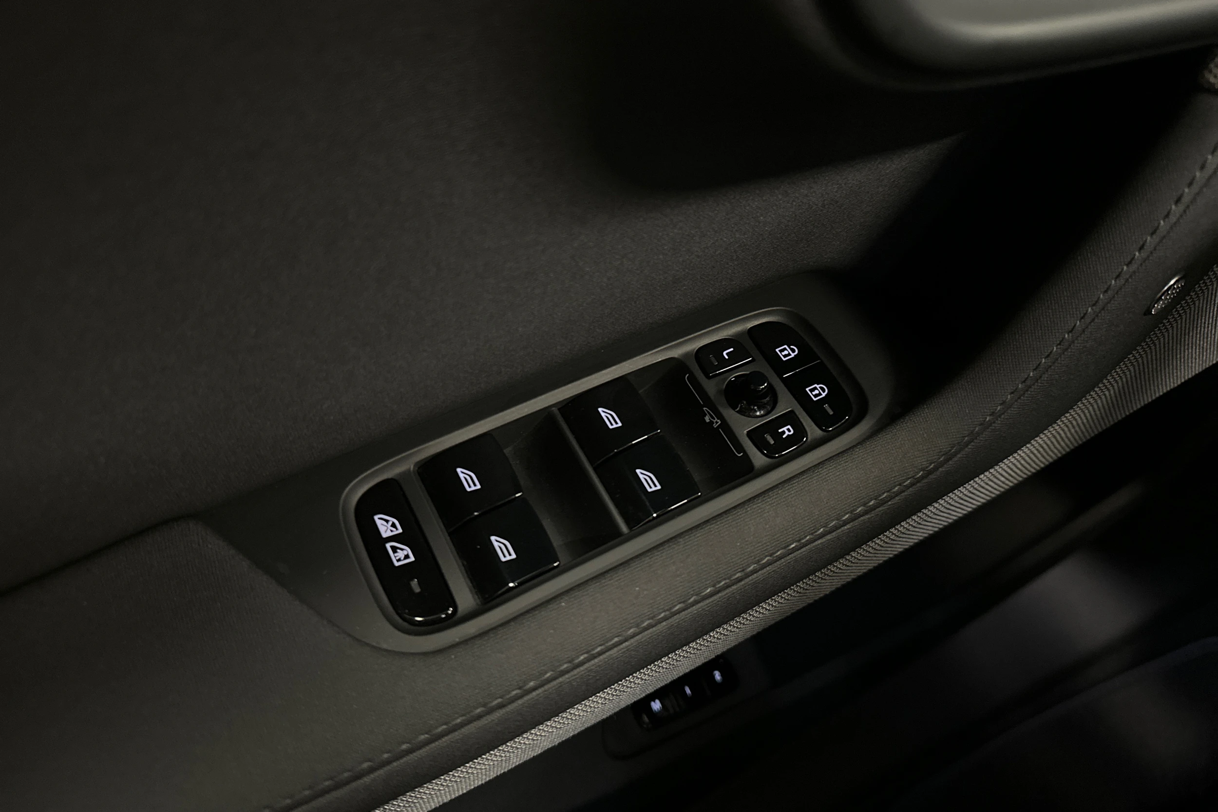 harmaa Polestar 2 2024 kuva 14.