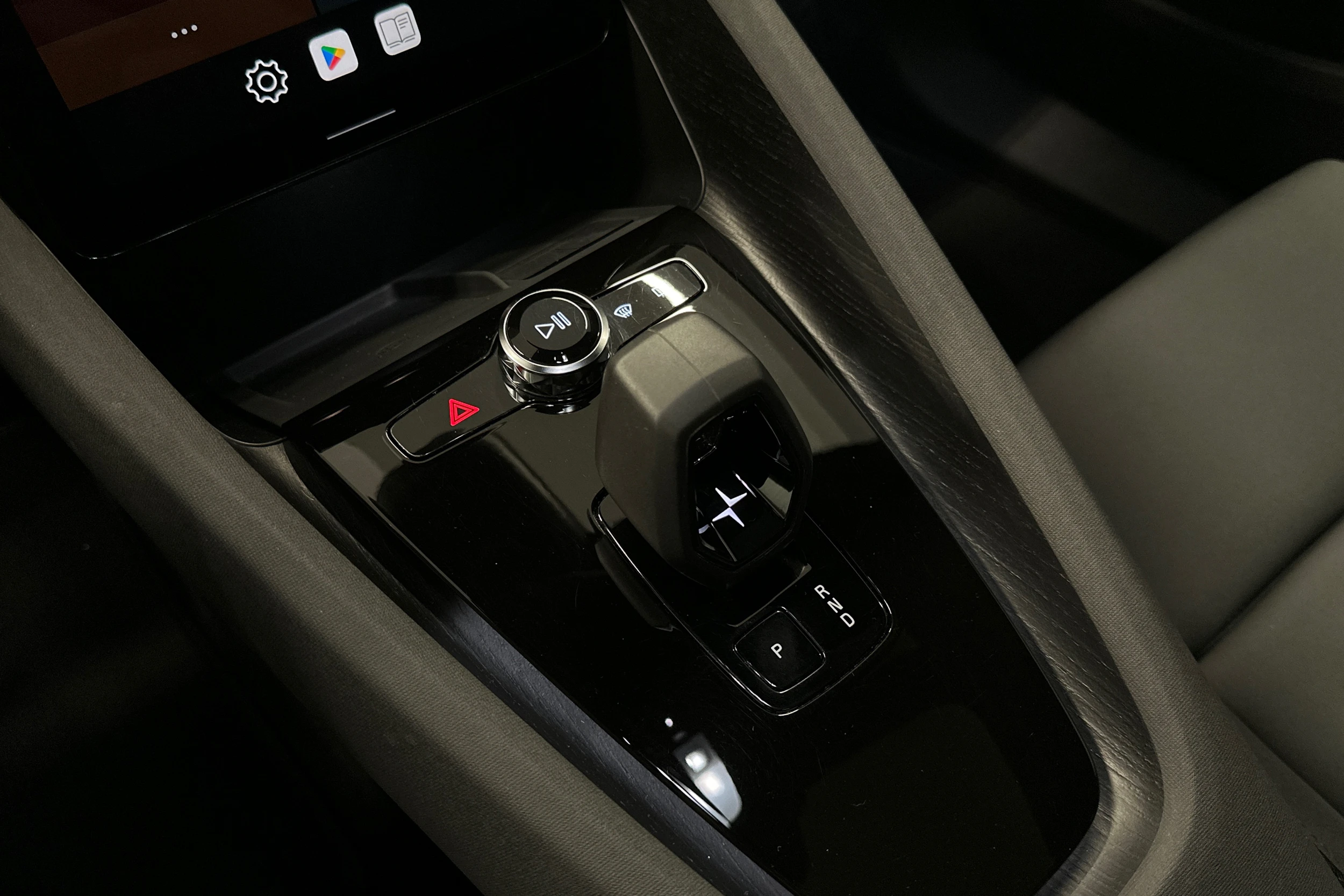 harmaa Polestar 2 2024 kuva 33.