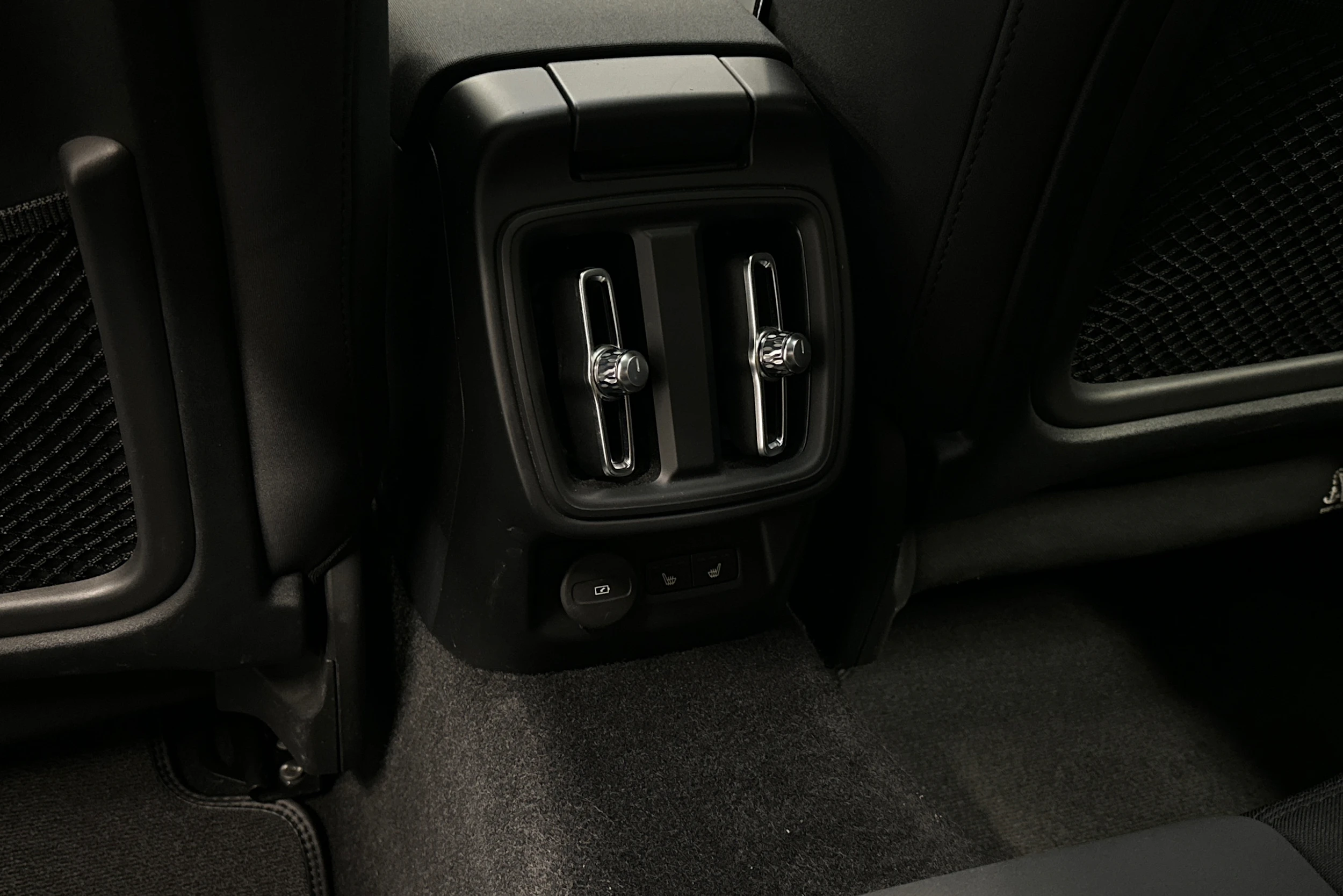 harmaa Polestar 2 2024 kuva 36.