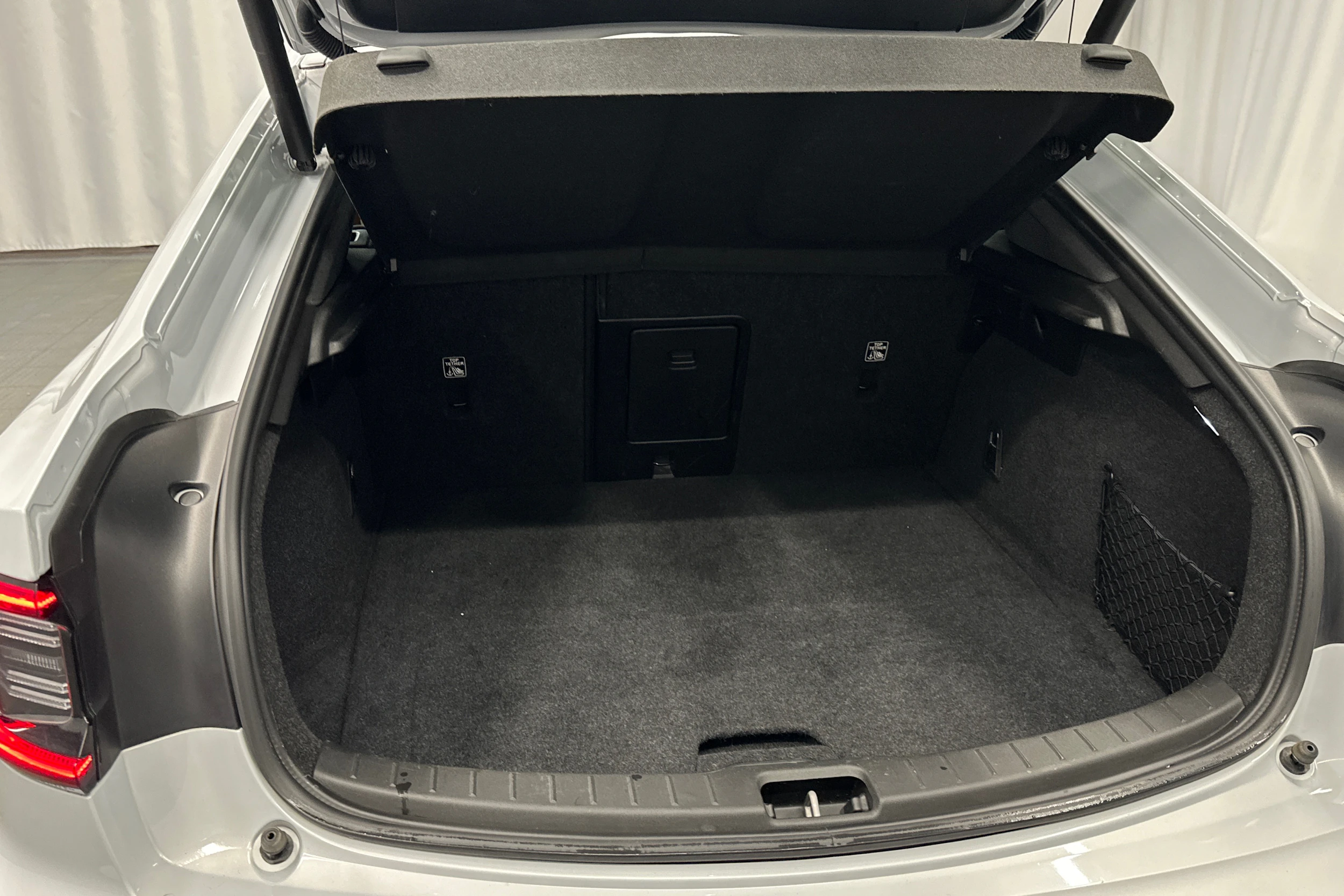 harmaa Polestar 2 2024 kuva 37.