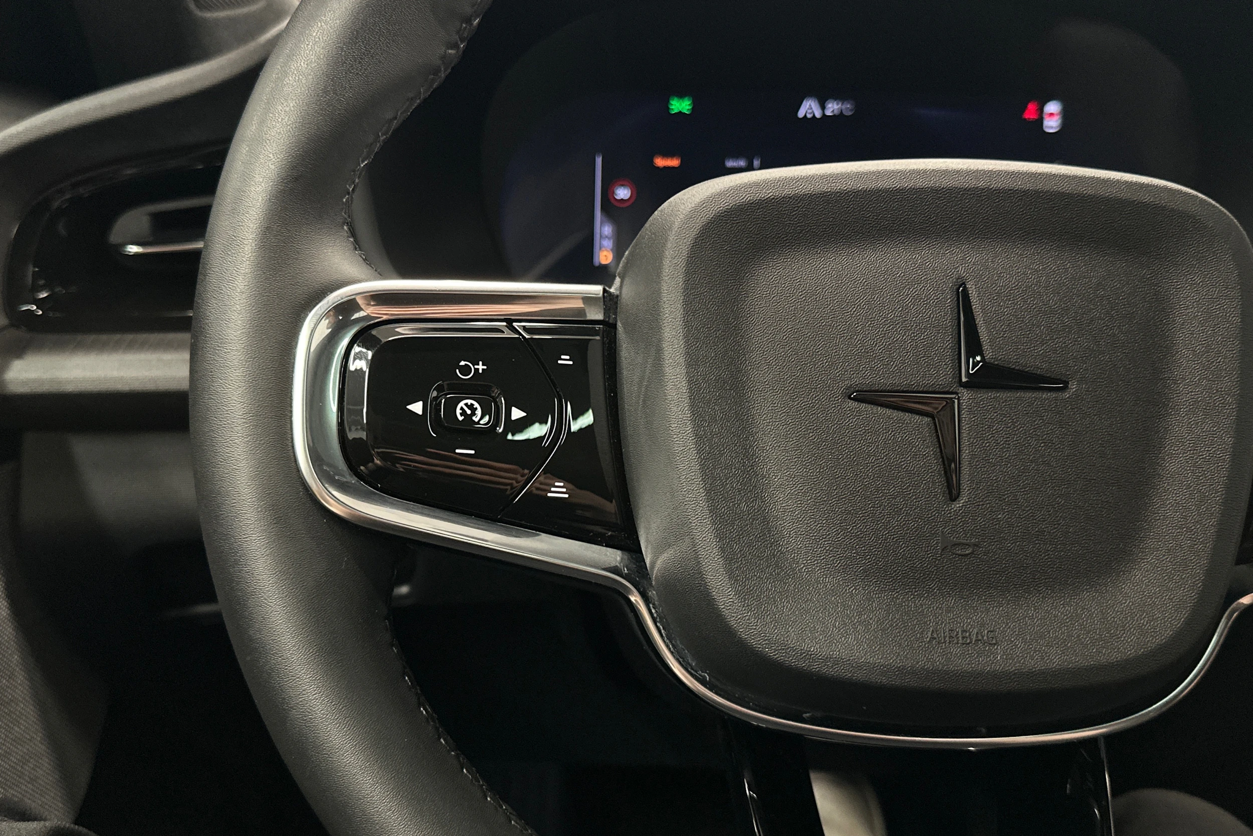 musta Polestar 2 2024 kuva 11.