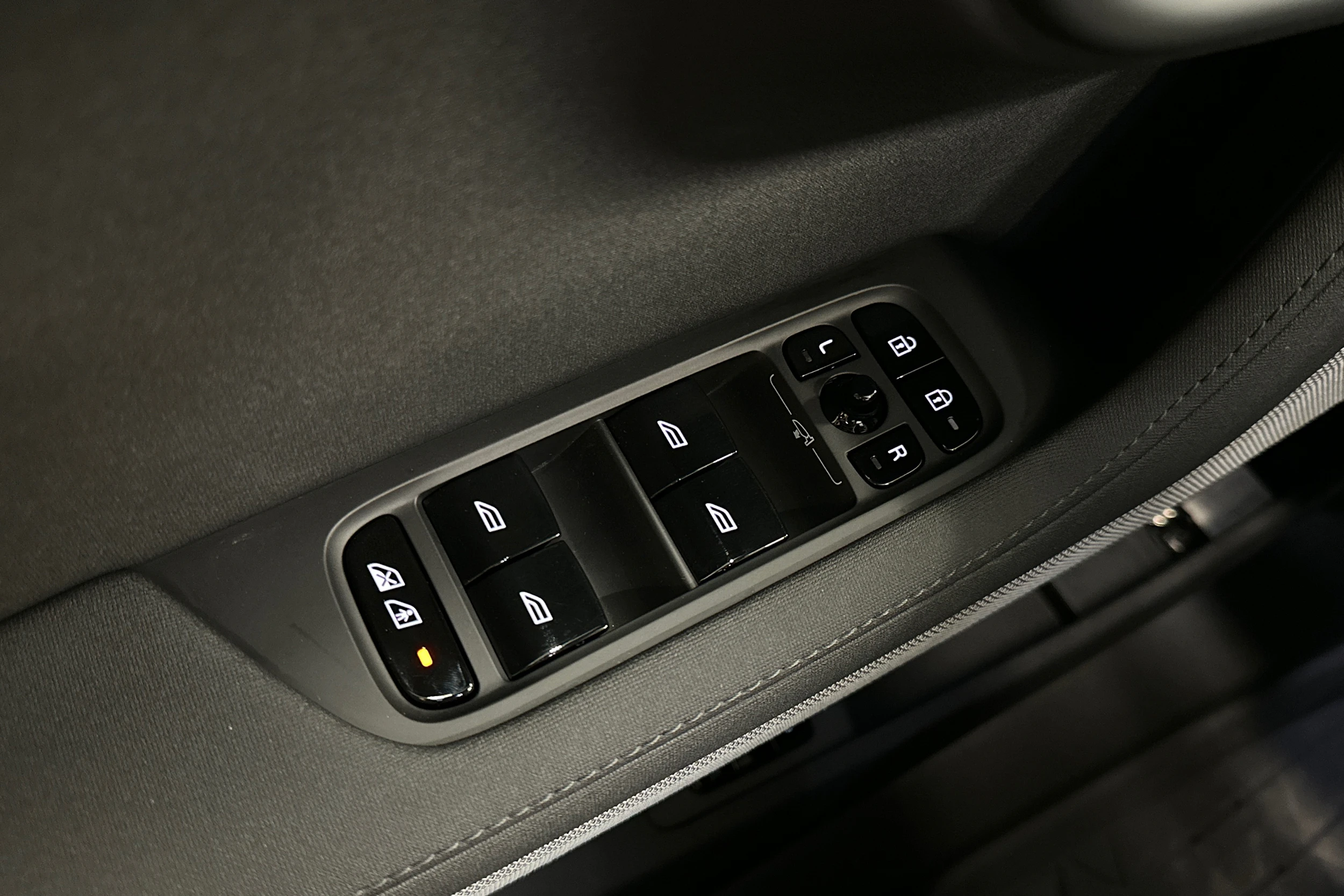 musta Polestar 2 2024 kuva 14.