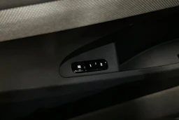 musta Polestar 2 2024 kuva 15.