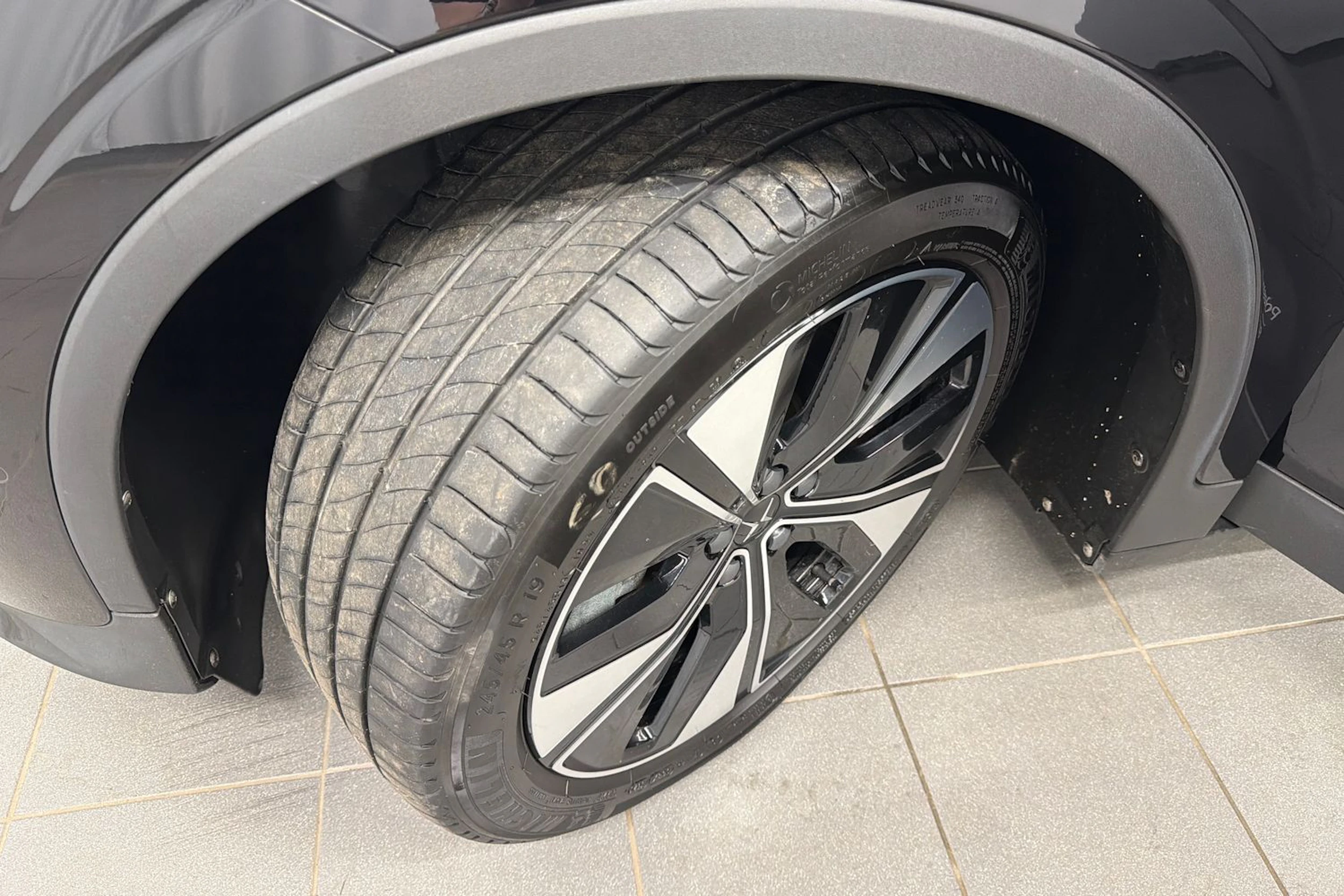 musta Polestar 2 2024 kuva 10.