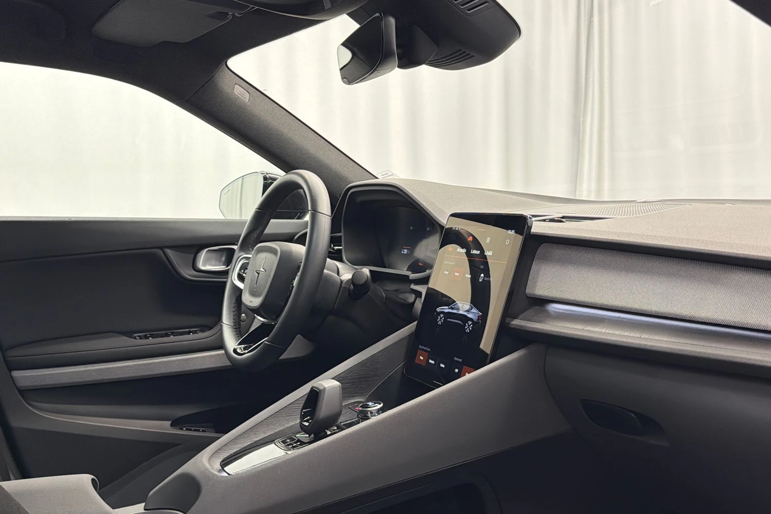 musta Polestar 2 2024 kuva 12.