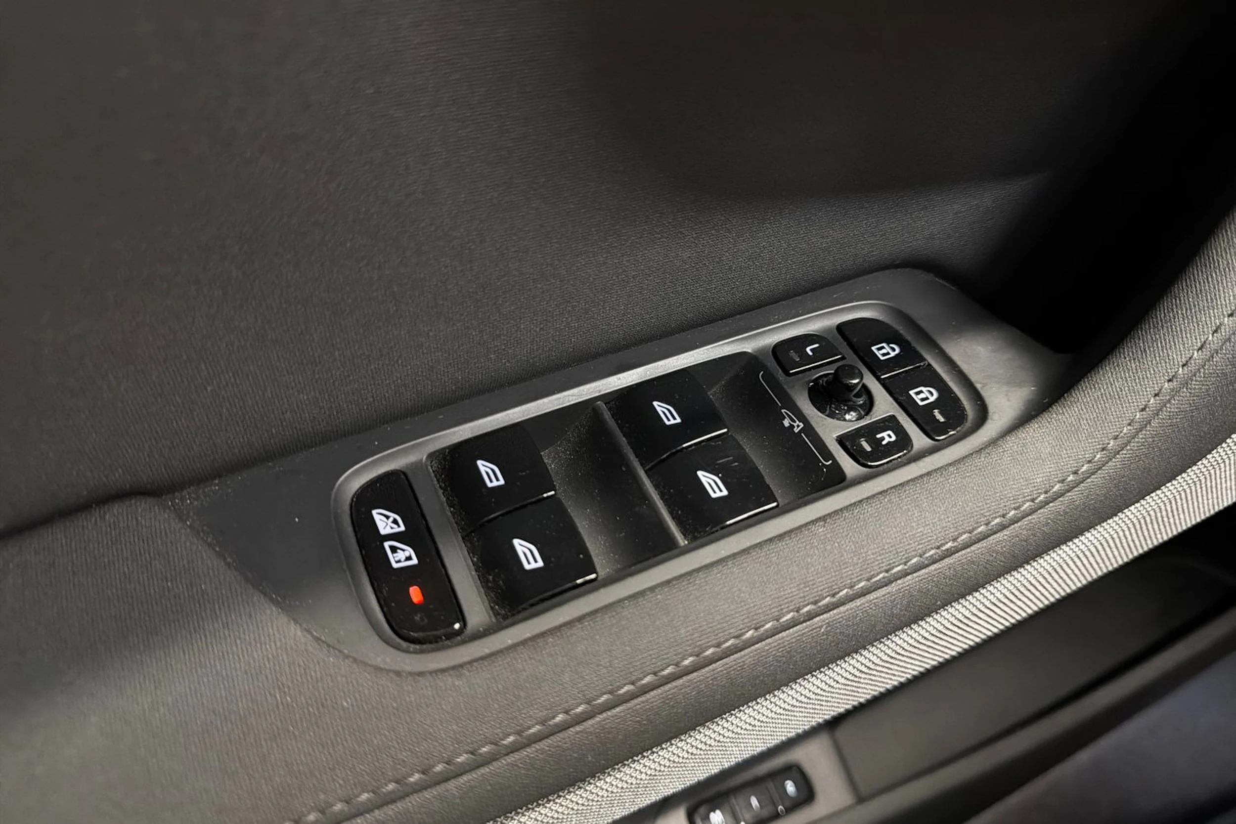 musta Polestar 2 2024 kuva 26.