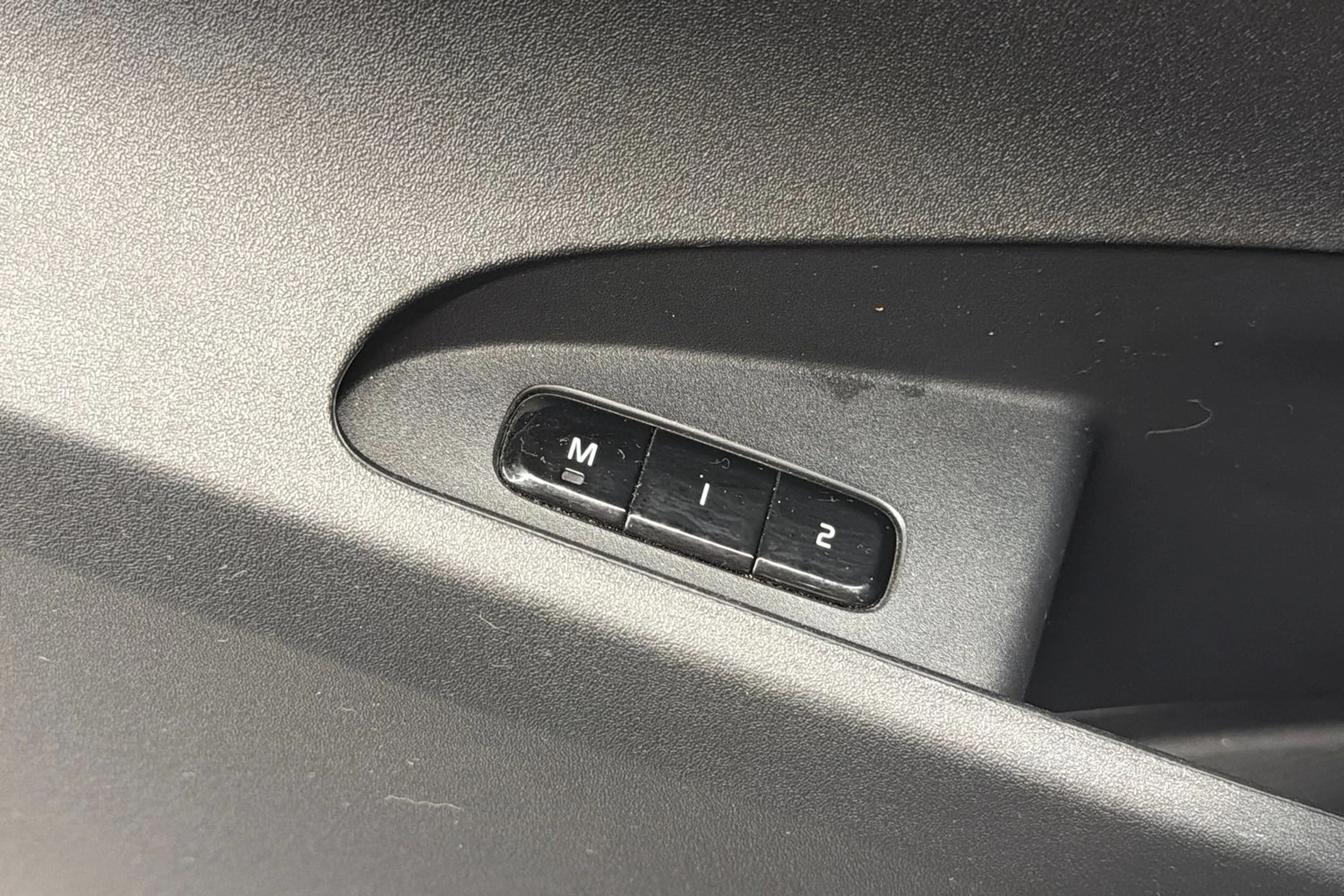 musta Polestar 2 2024 kuva 27.