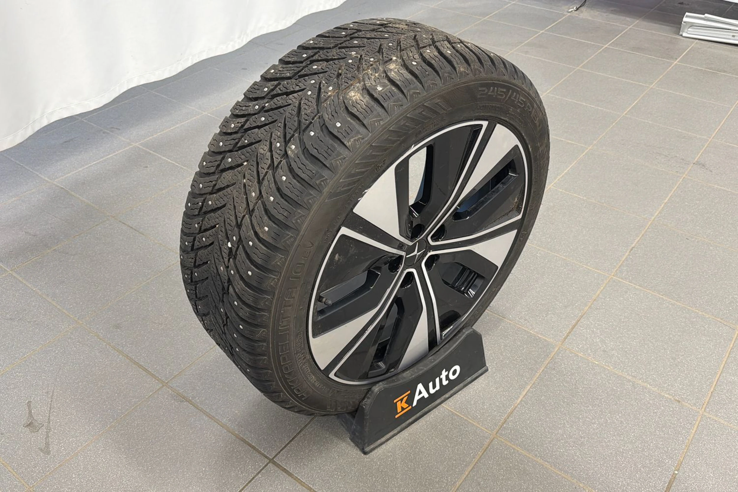 musta Polestar 2 2024 kuva 32.