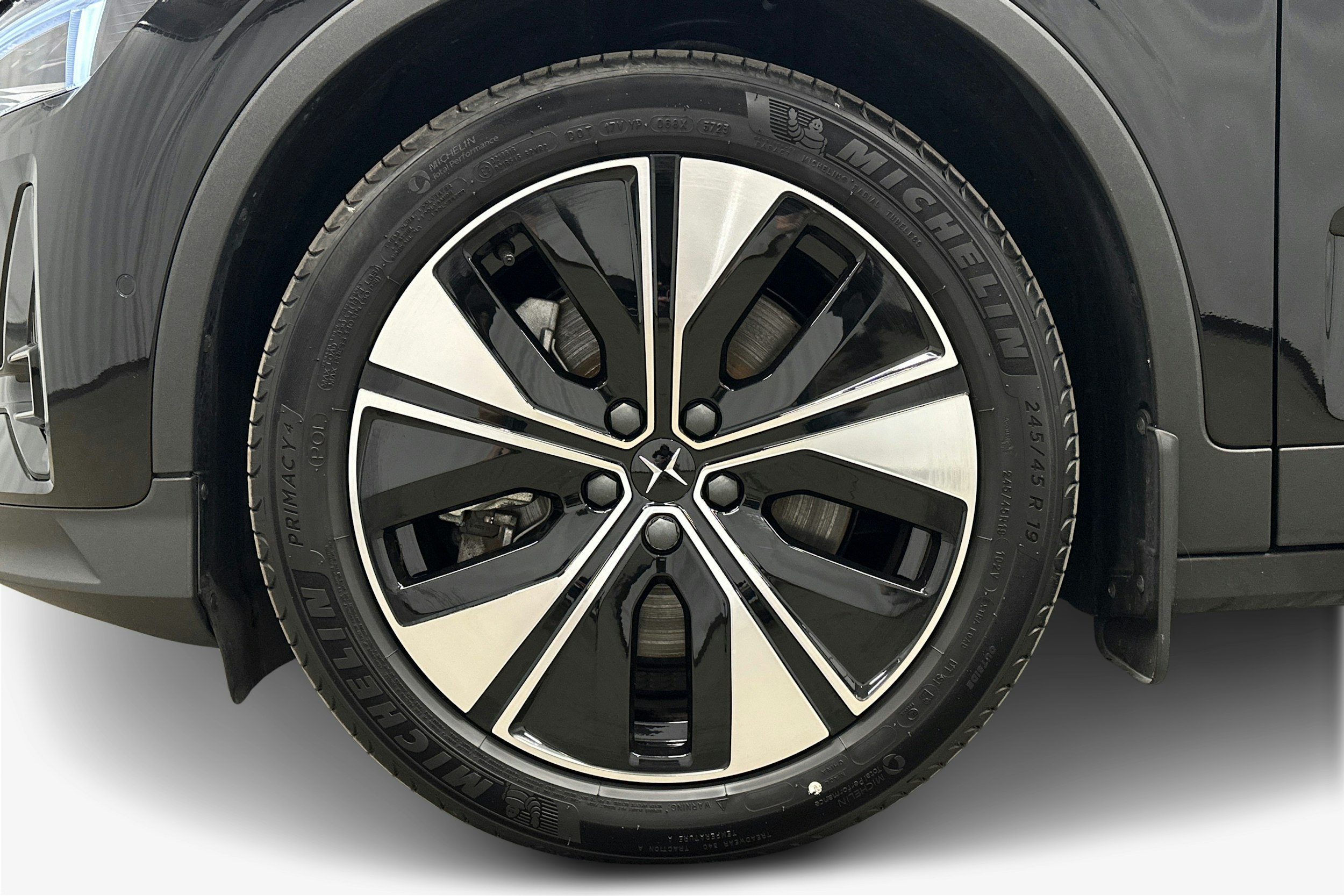 musta Polestar 2 2024 kuva 11.