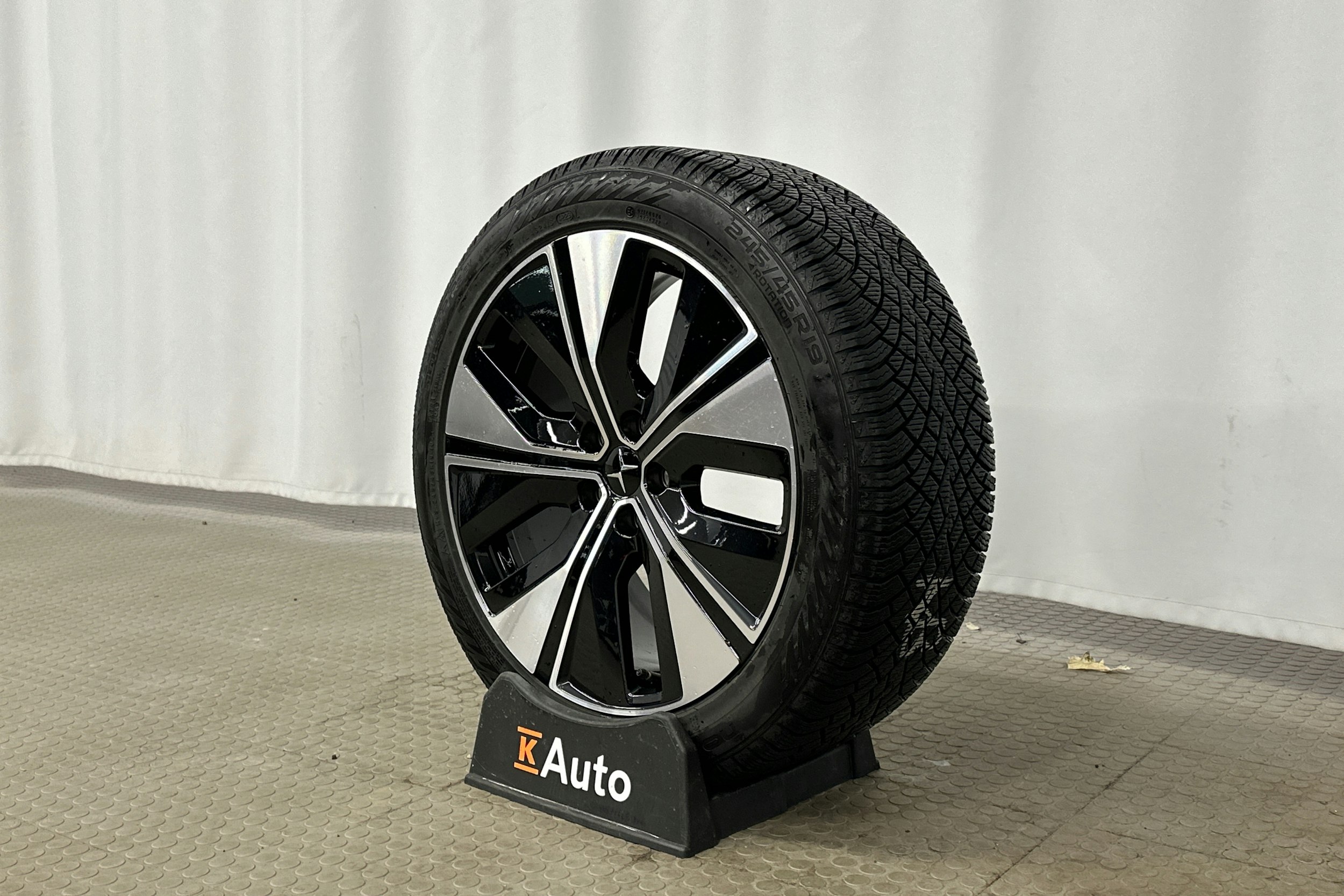 musta Polestar 2 2024 kuva 13.