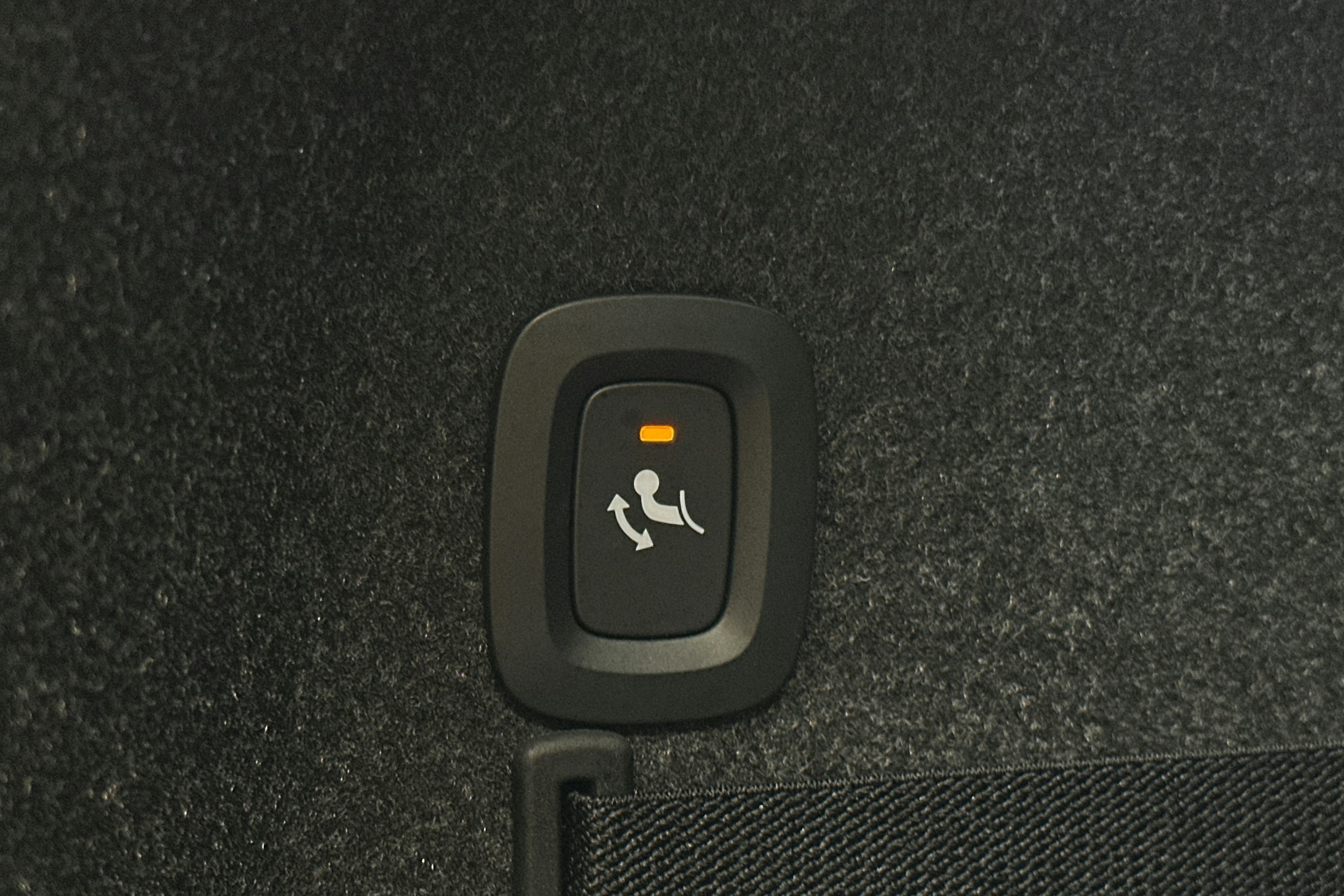 musta Polestar 2 2024 kuva 16.