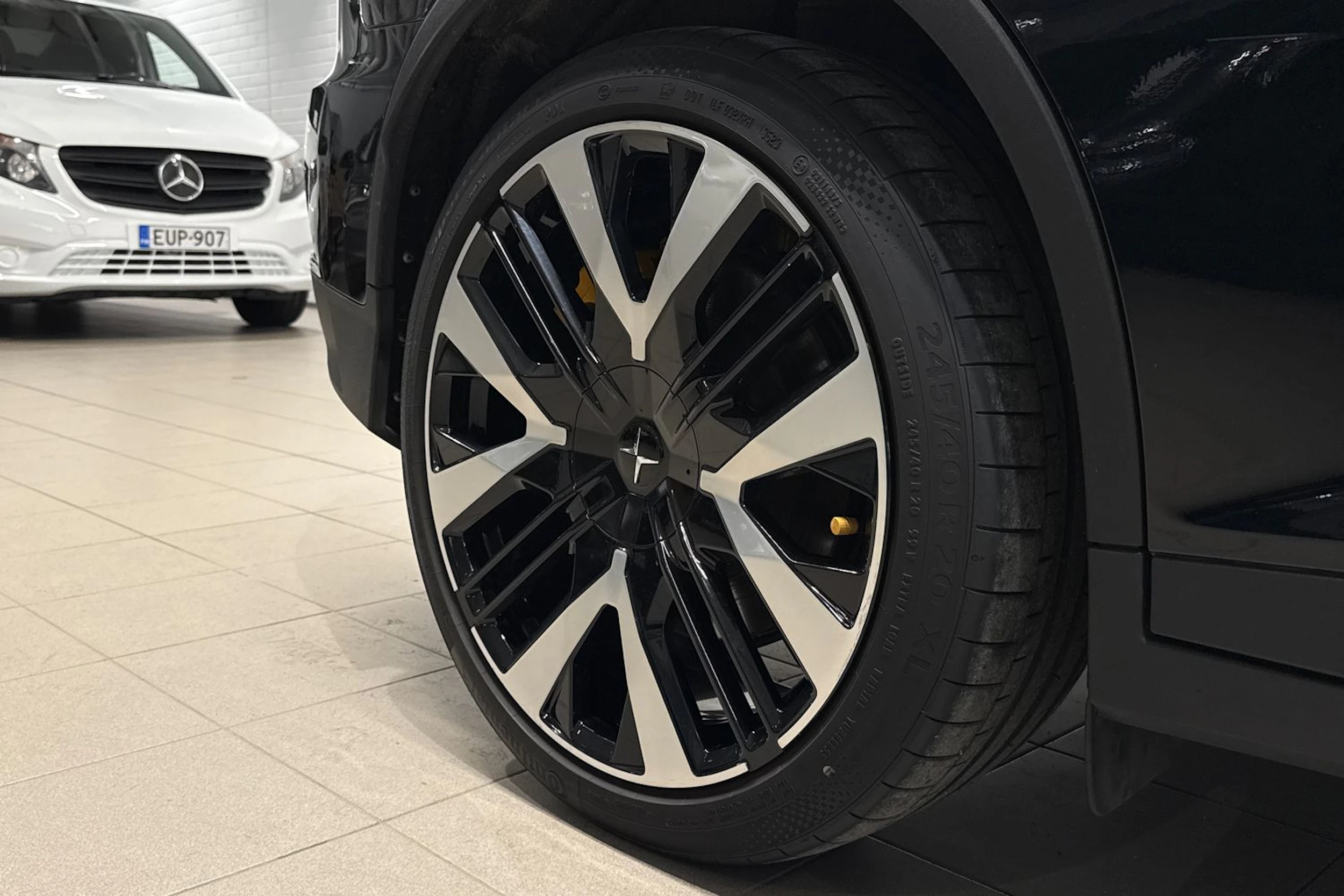 musta Polestar 2 2024 kuva 13.