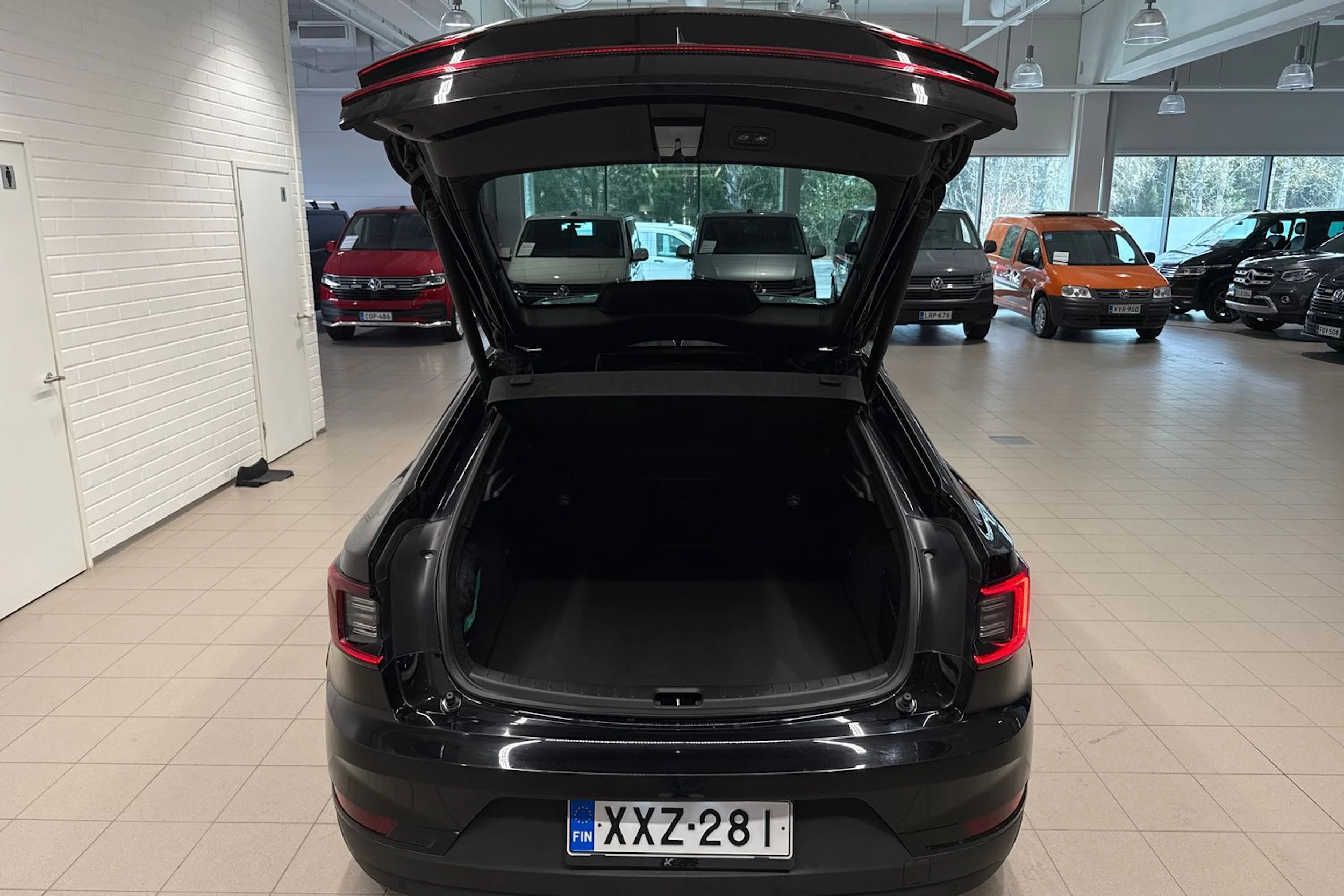 musta Polestar 2 2024 kuva 16.