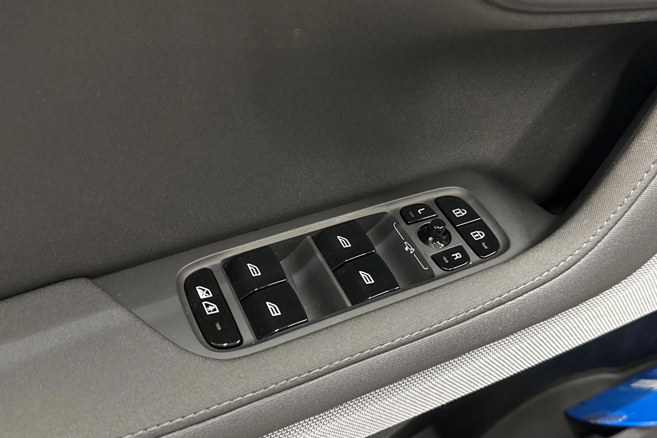 musta Polestar 2 2024 kuva 29.