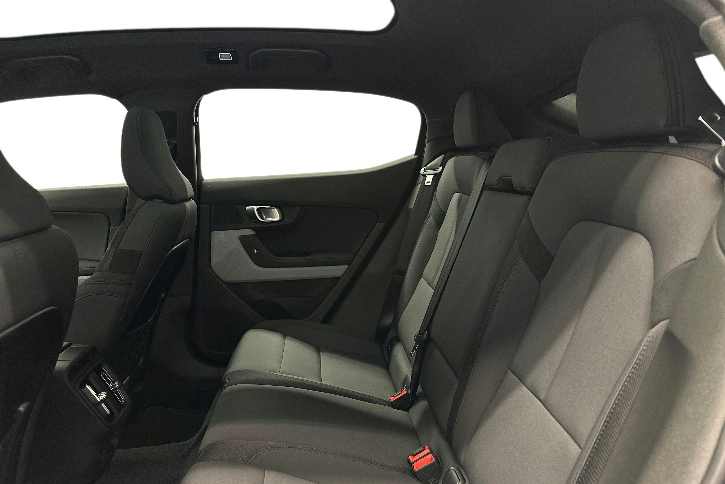 valkoinen Polestar 2 2024 kuva 8.