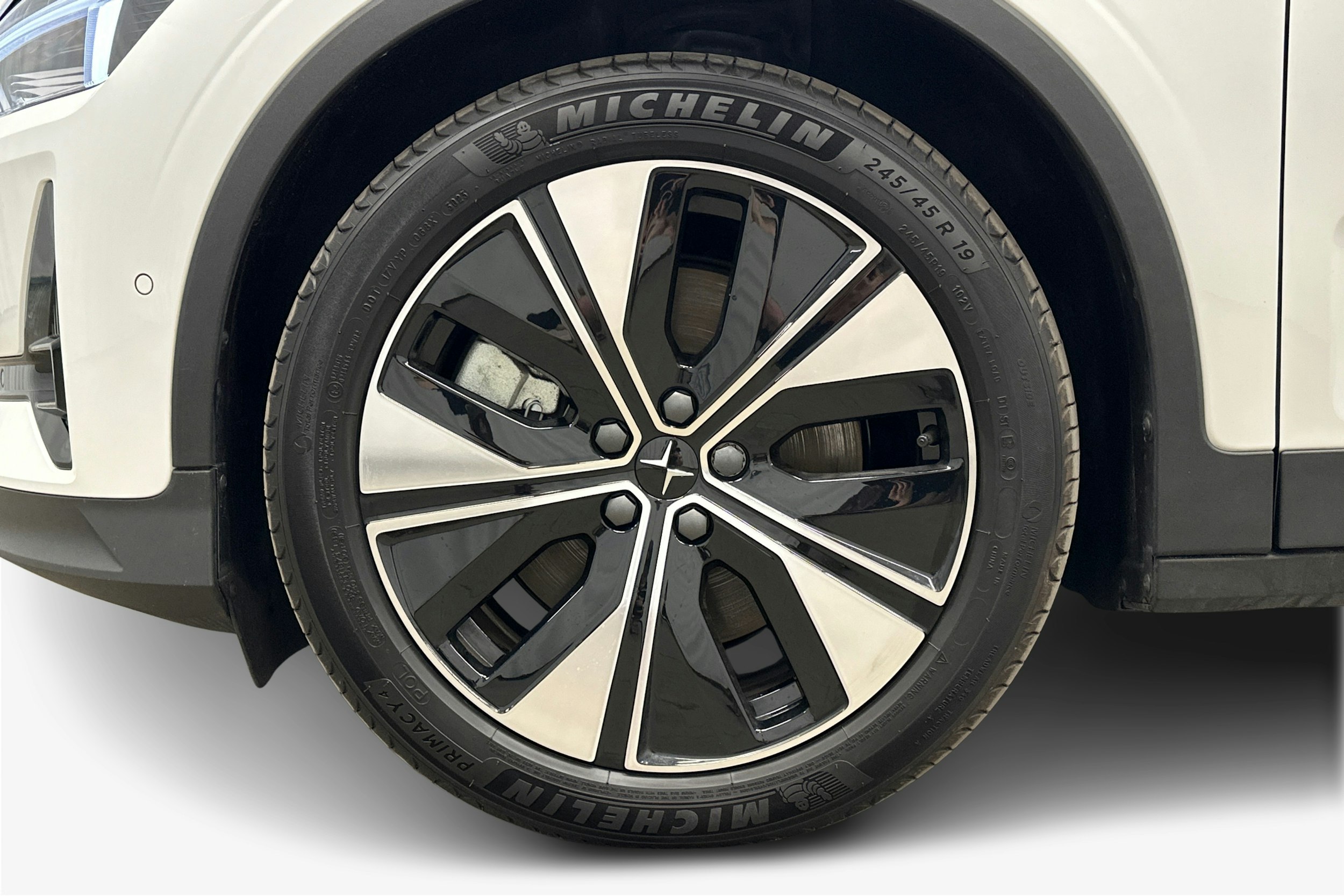 valkoinen Polestar 2 2024 kuva 9.