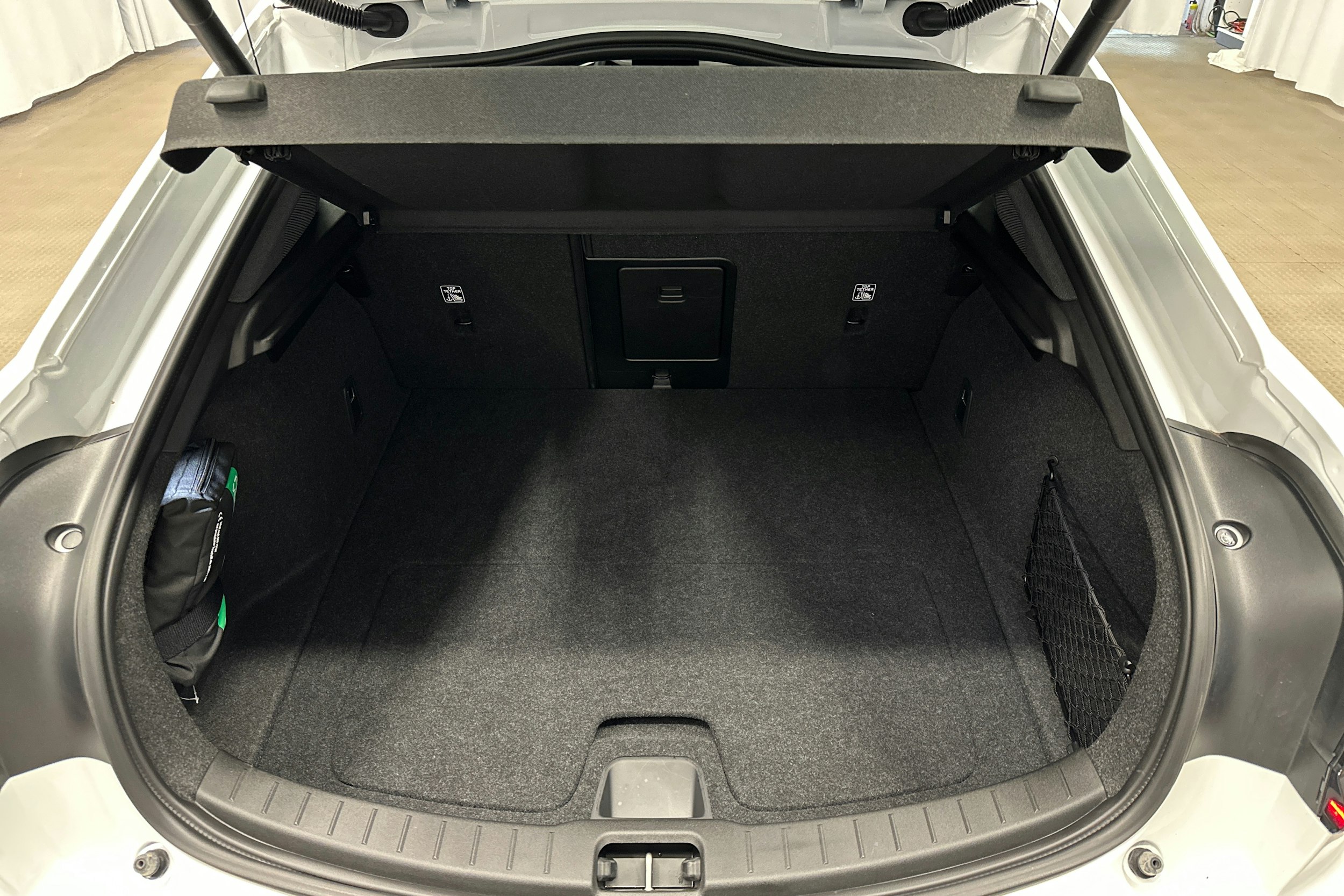 valkoinen Polestar 2 2024 kuva 11.