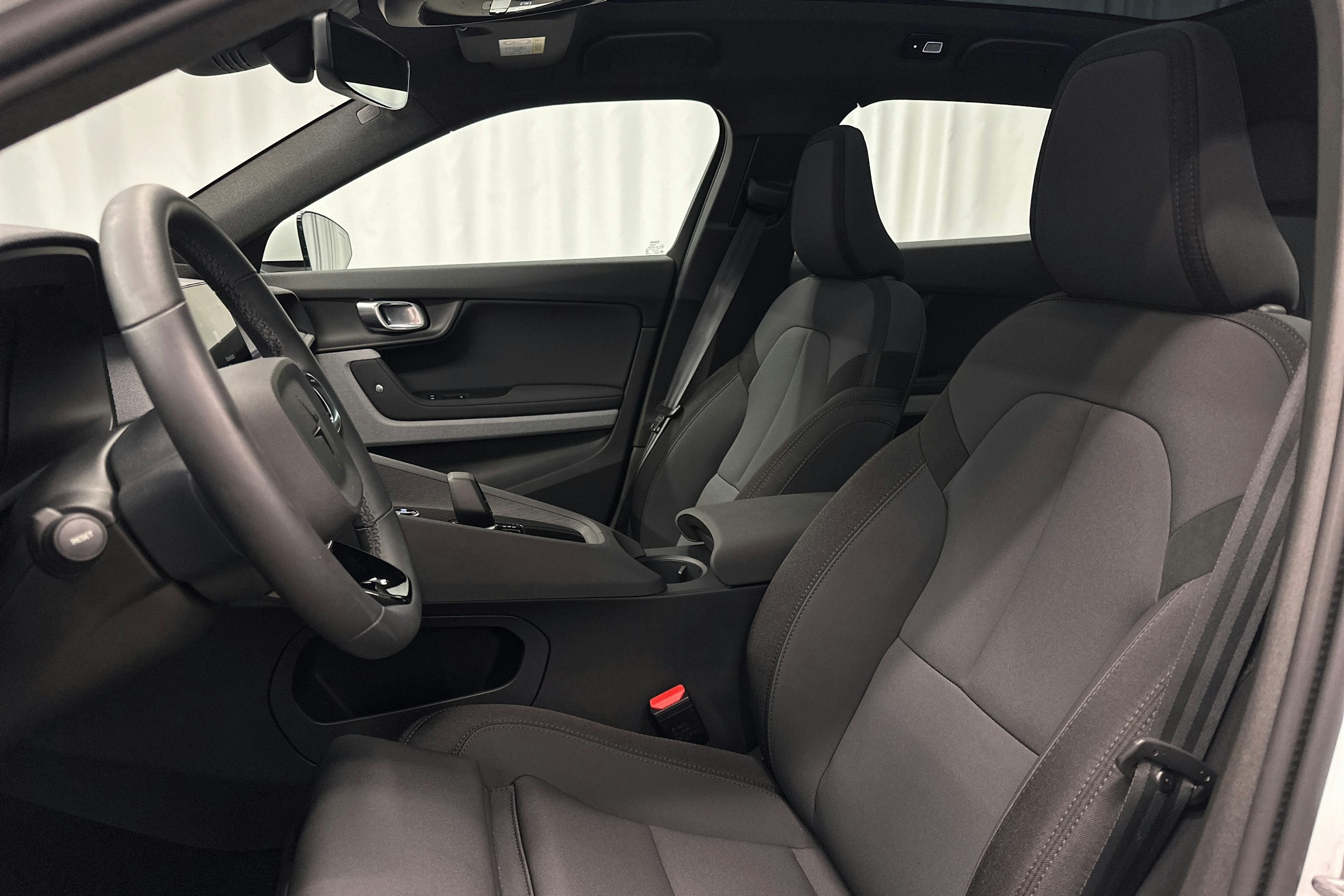 valkoinen Polestar 2 2024 kuva 14.