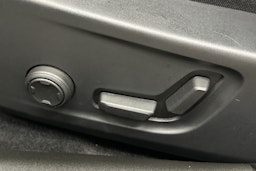 valkoinen Polestar 2 2024 kuva 15.