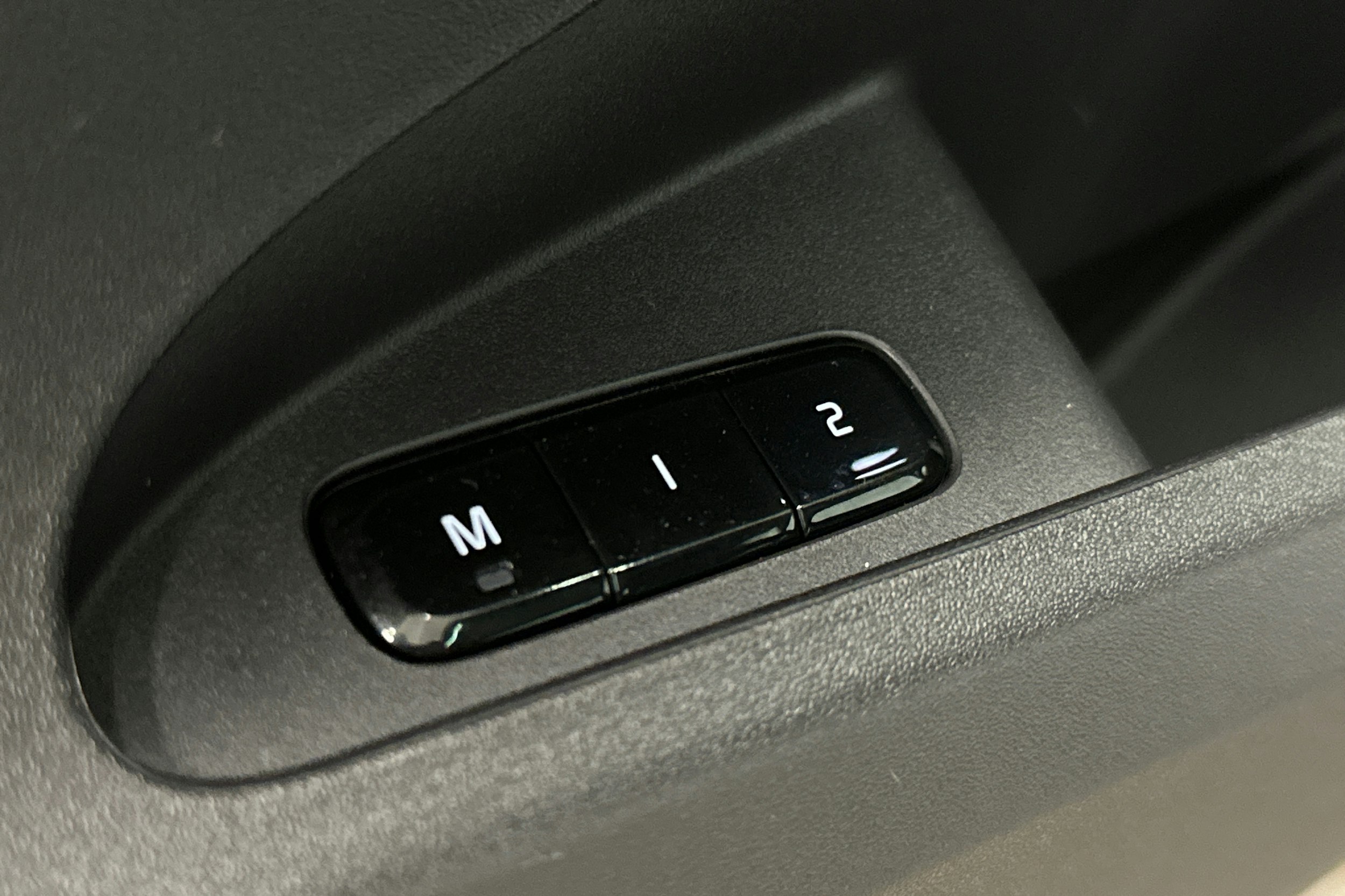 valkoinen Polestar 2 2024 kuva 16.