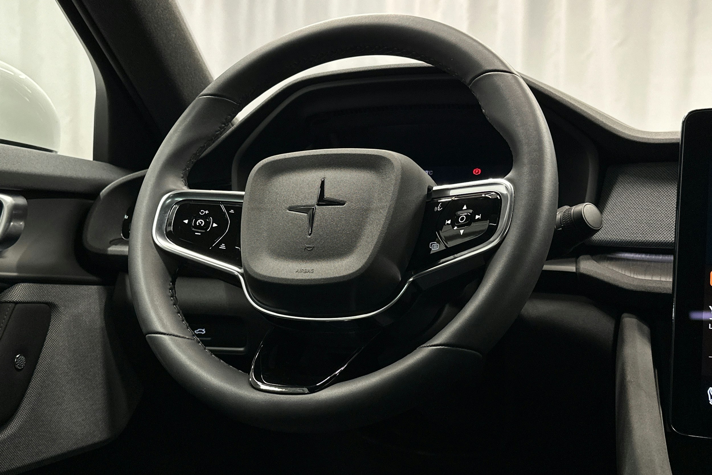 valkoinen Polestar 2 2024 kuva 17.