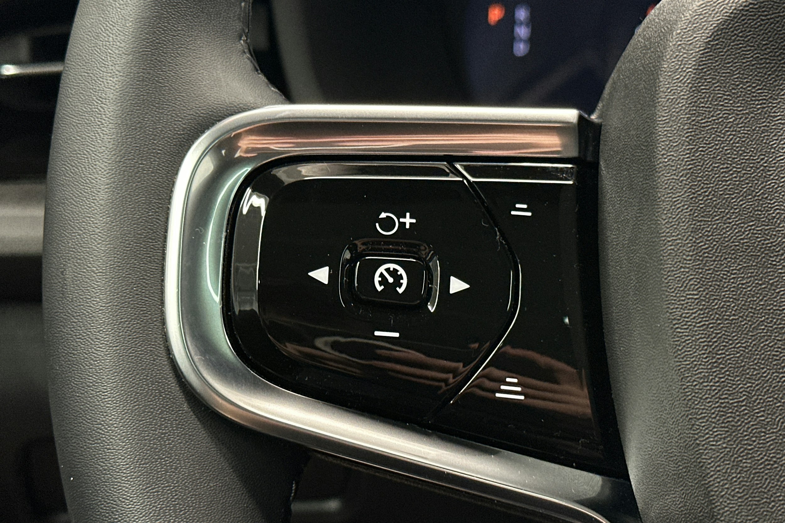 valkoinen Polestar 2 2024 kuva 18.