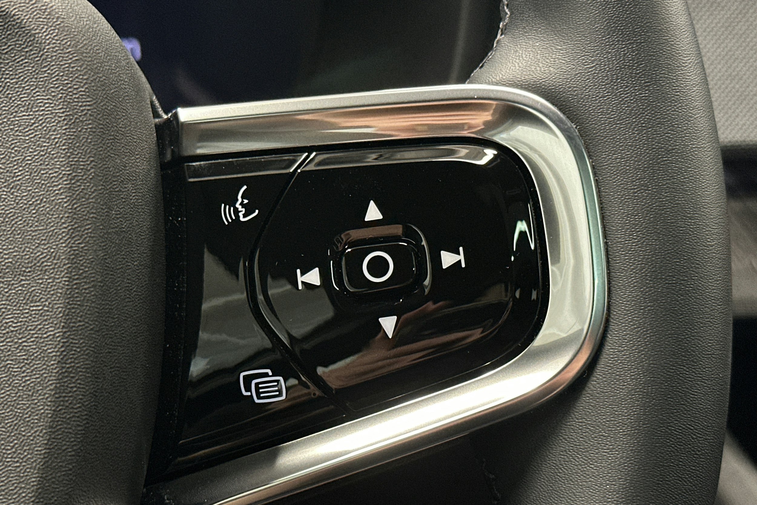 valkoinen Polestar 2 2024 kuva 19.