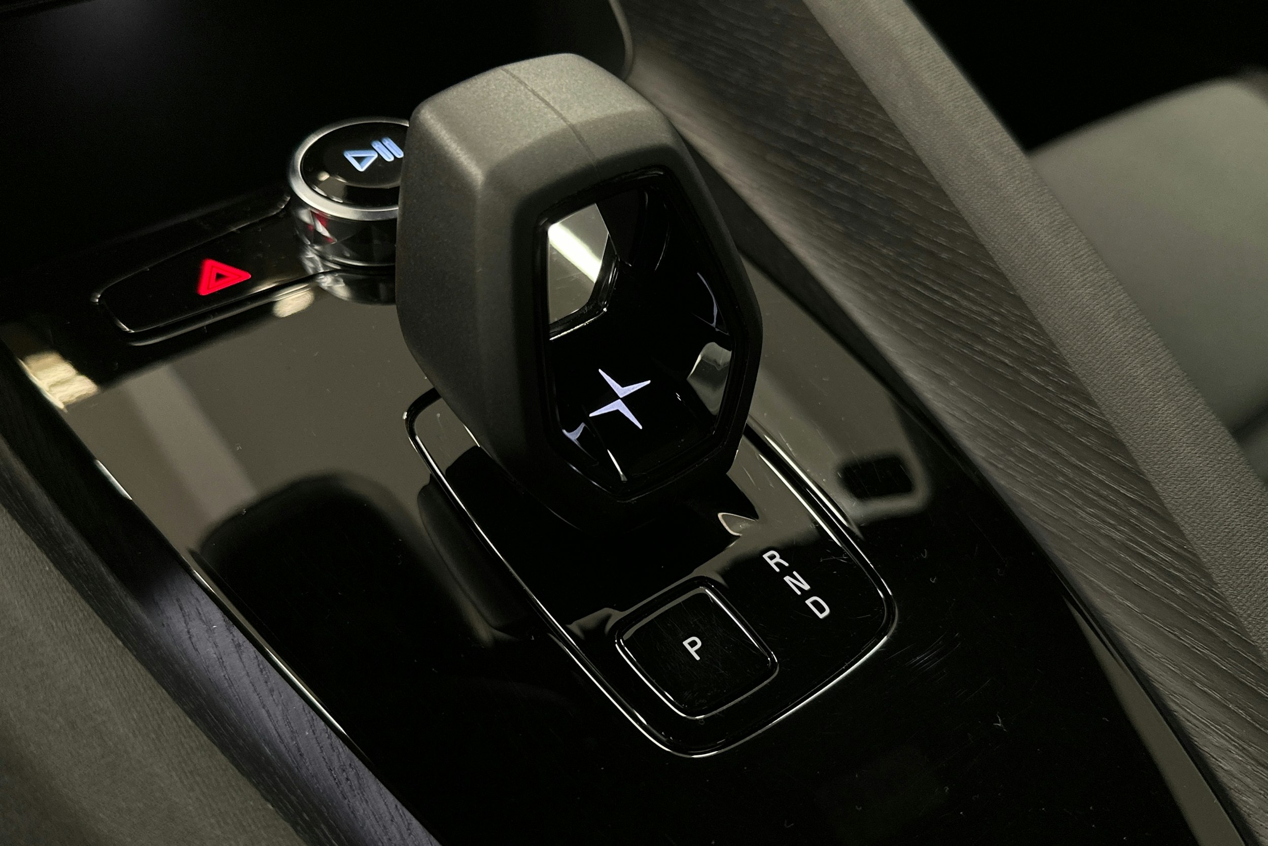 valkoinen Polestar 2 2024 kuva 27.