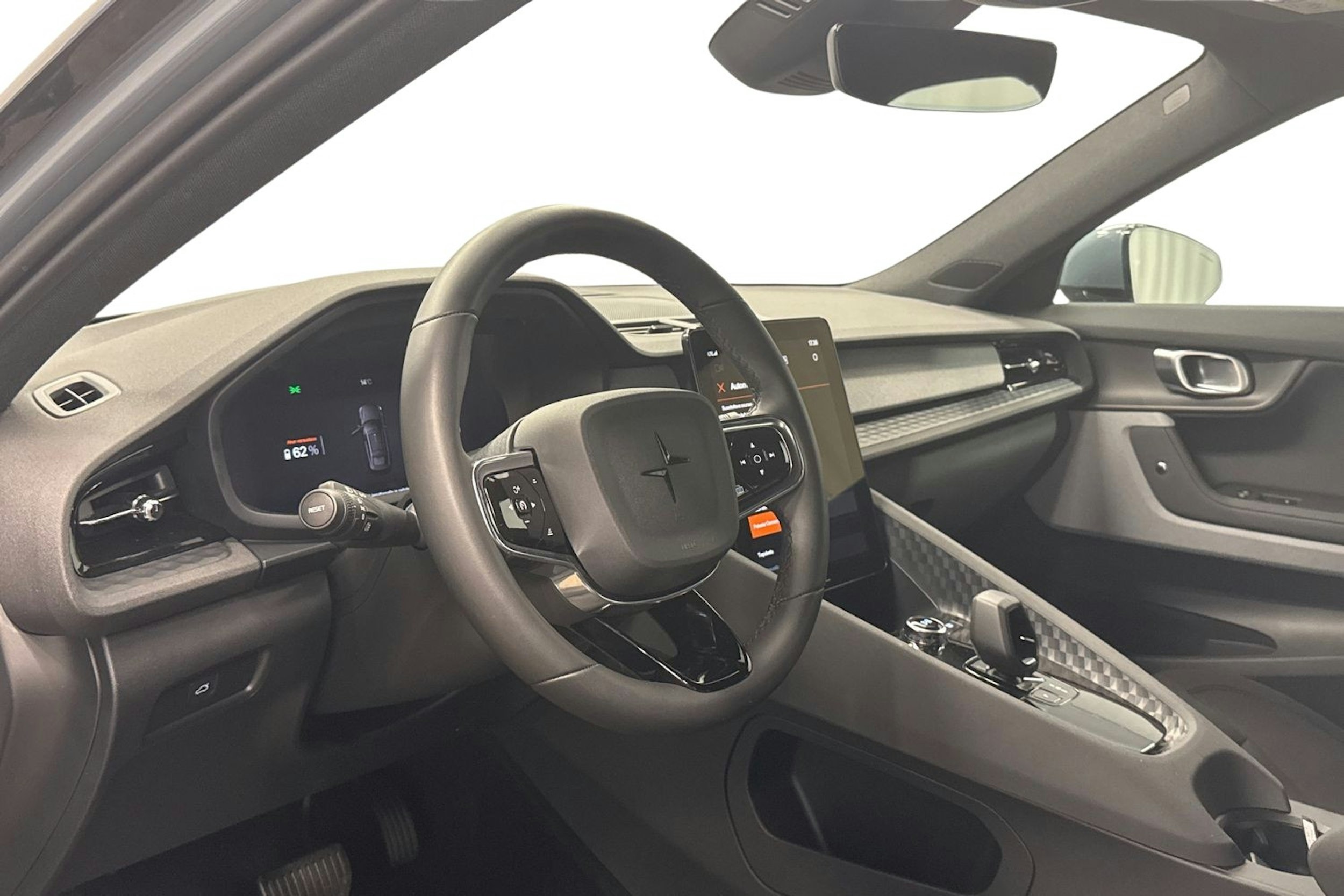 harmaa Polestar 2 2023 kuva 6.