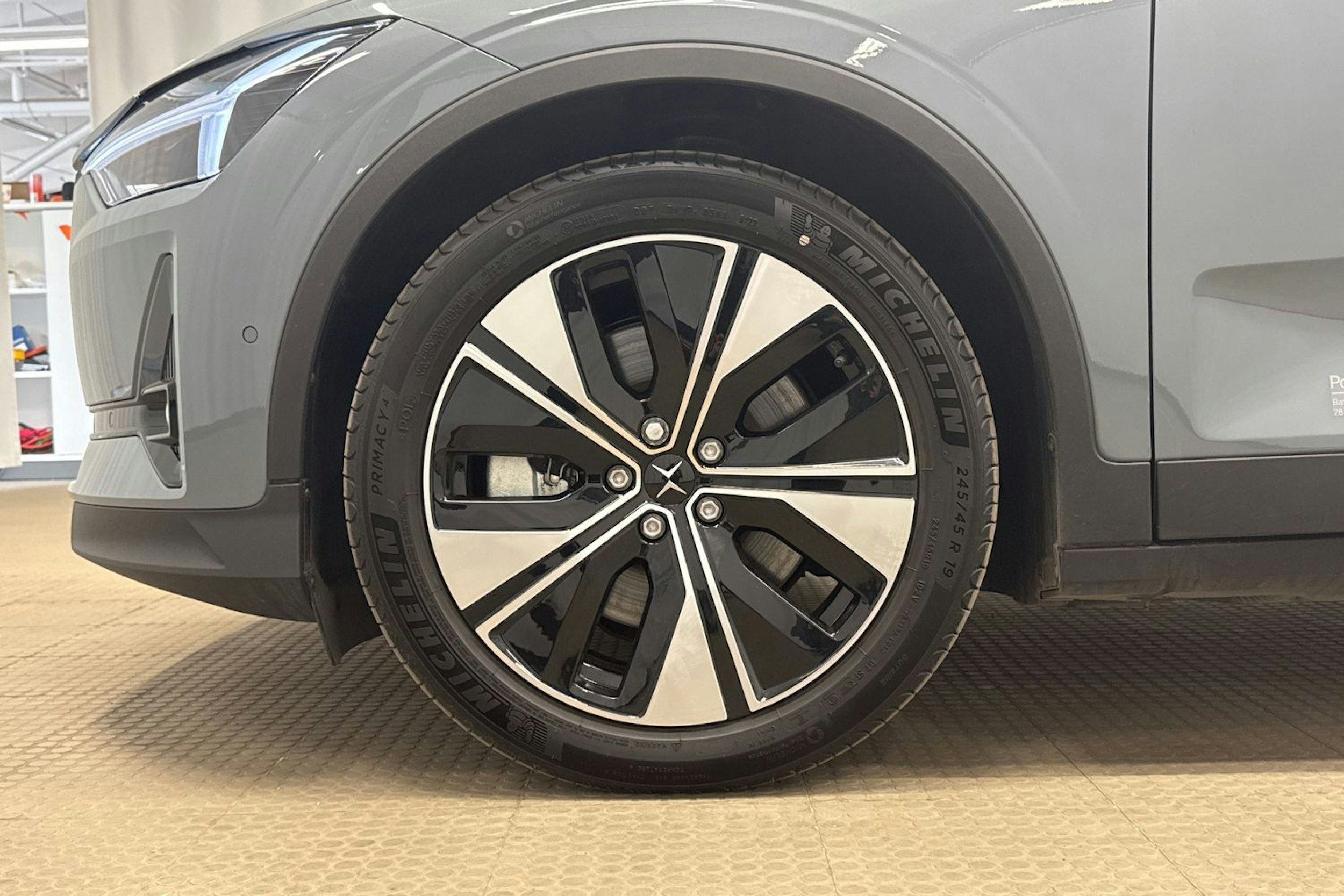 harmaa Polestar 2 2023 kuva 10.