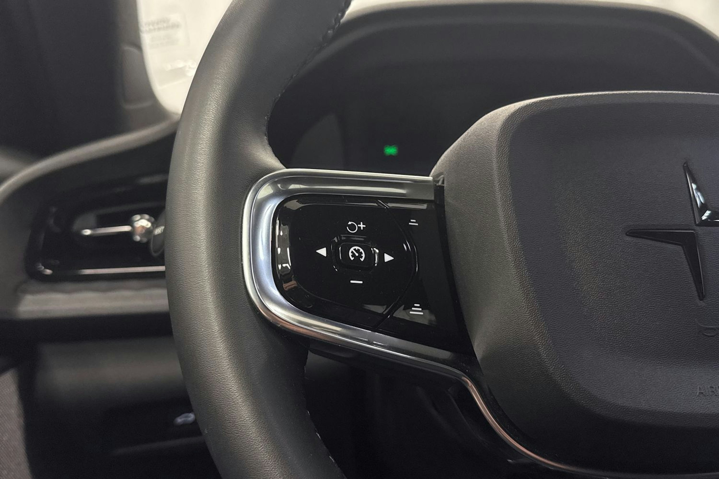 harmaa Polestar 2 2023 kuva 12.