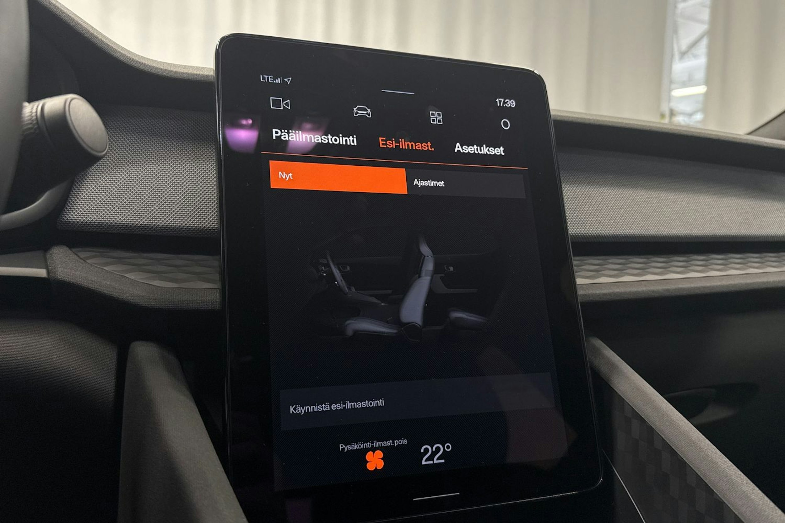 harmaa Polestar 2 2023 kuva 18.