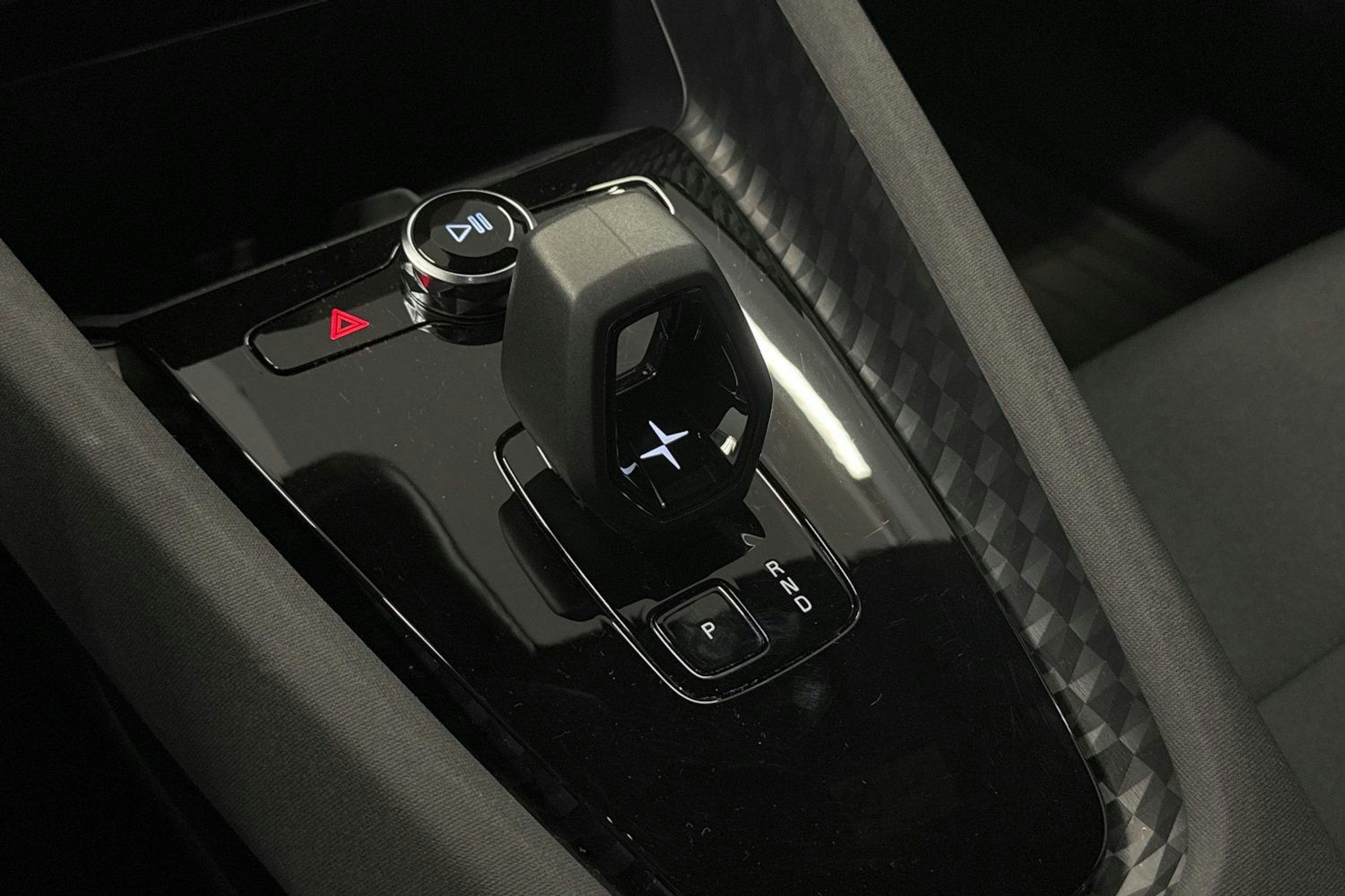 harmaa Polestar 2 2023 kuva 19.