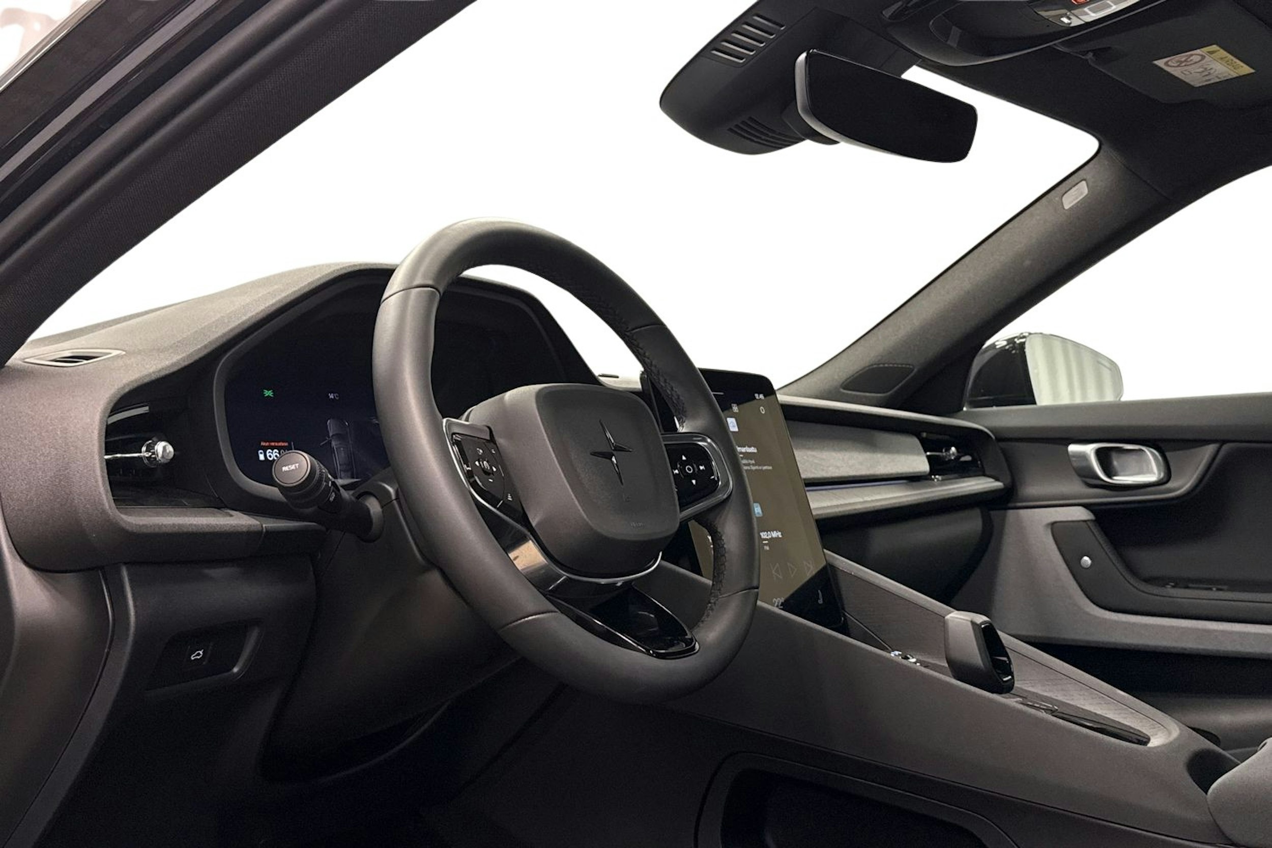 musta Polestar 2 2024 kuva 8.