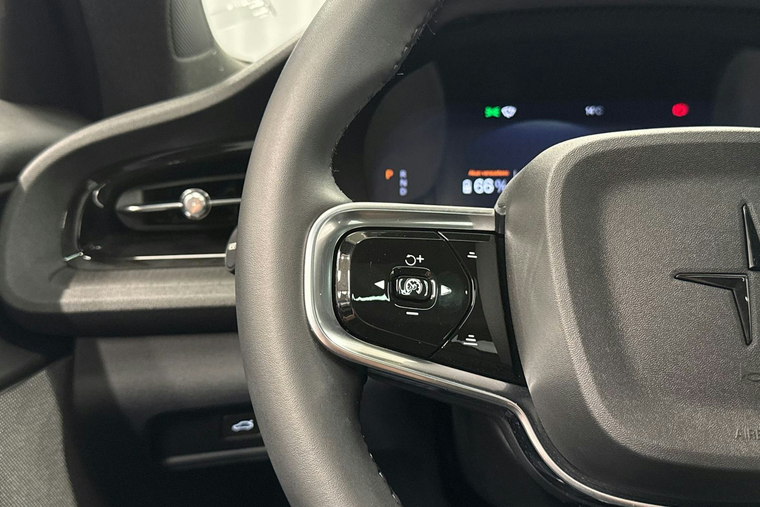 musta Polestar 2 2024 kuva 11.