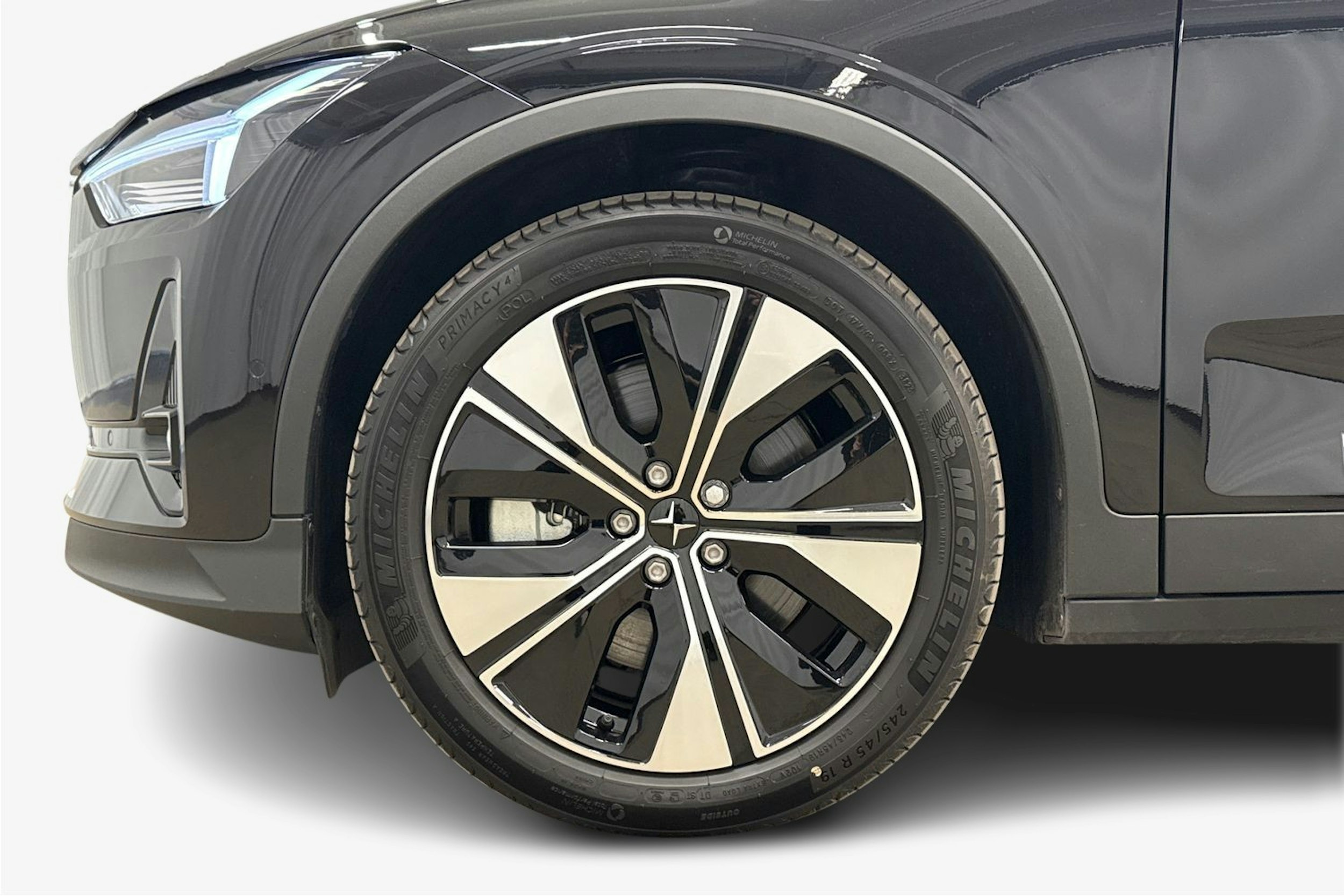 musta Polestar 2 2024 kuva 28.