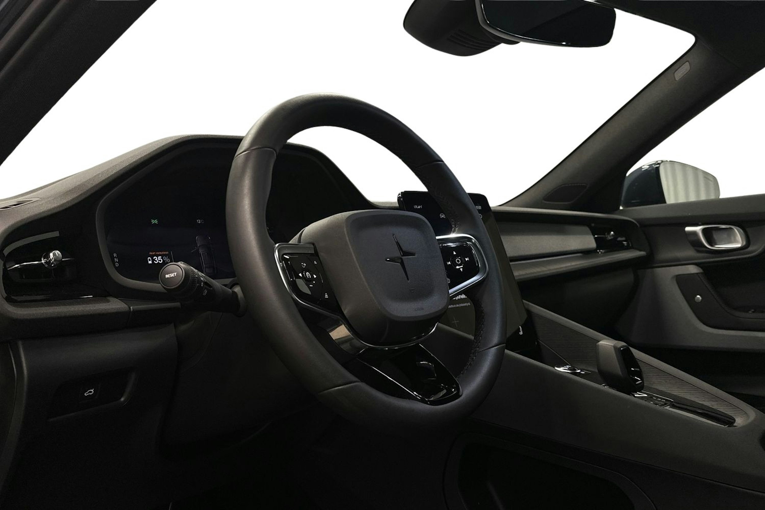musta Polestar 2 2024 kuva 7.